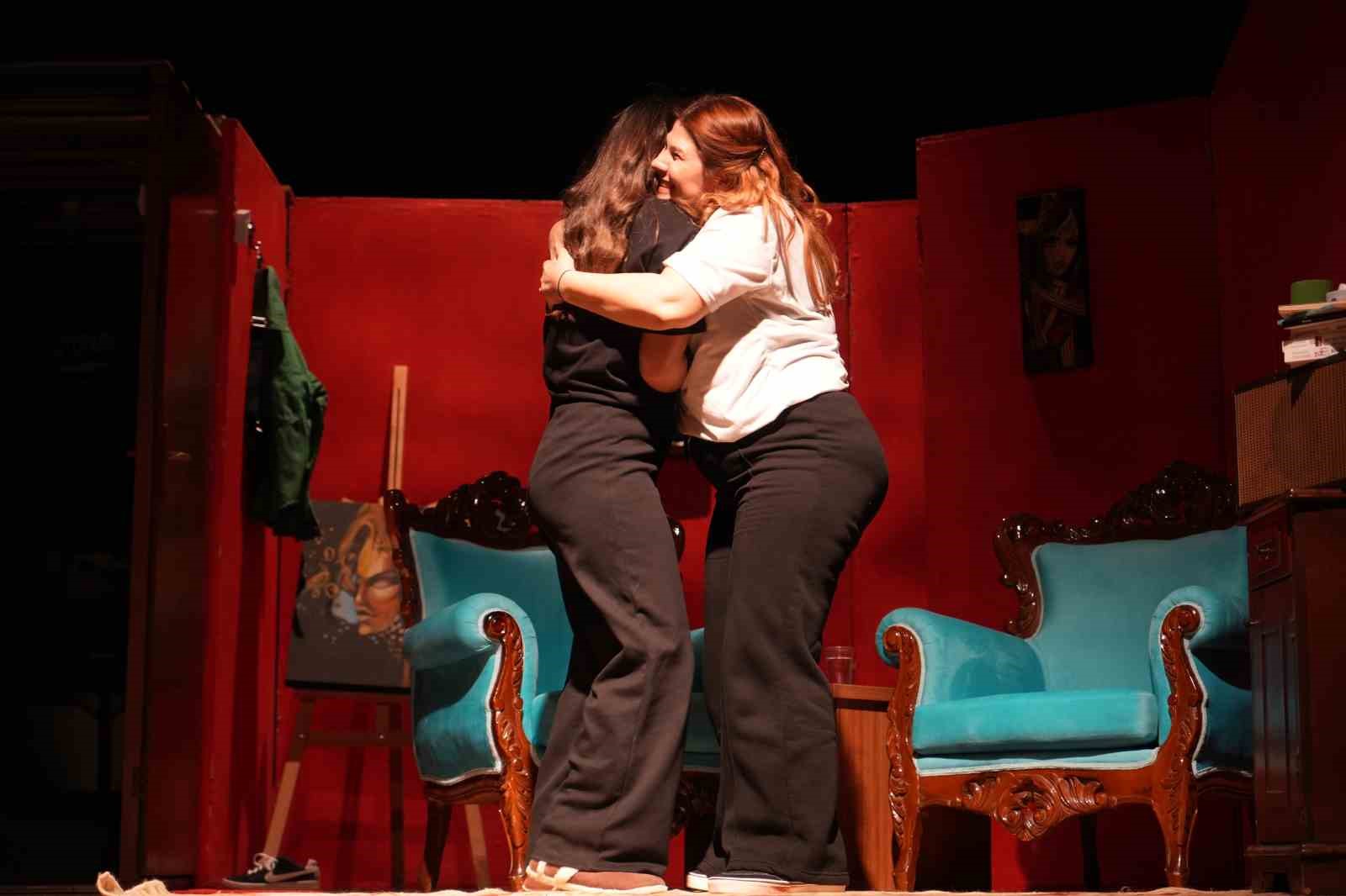 Kanseri yendi, kendi hayatını yazıp oynadı
Kanseri yendi, kendi hayatını yazıp oynadı