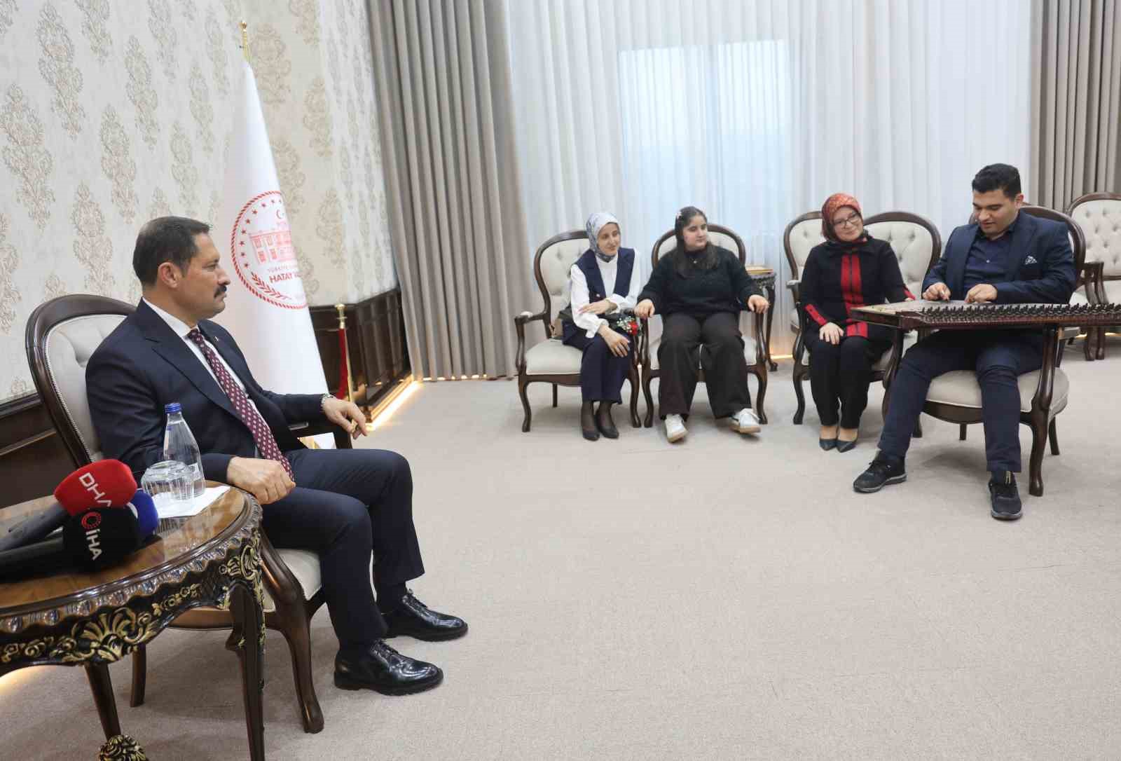 Kanunu ve eşsiz ses yeteneğiyle kulakların pasını silen otizmli Ertuğrul’dan valiyi mest eden mini konser
Kanunu ve eşsiz ses yeteneğiyle kulakların pasını silen otizmli Ertuğrul’dan valiyi mest eden mini konser