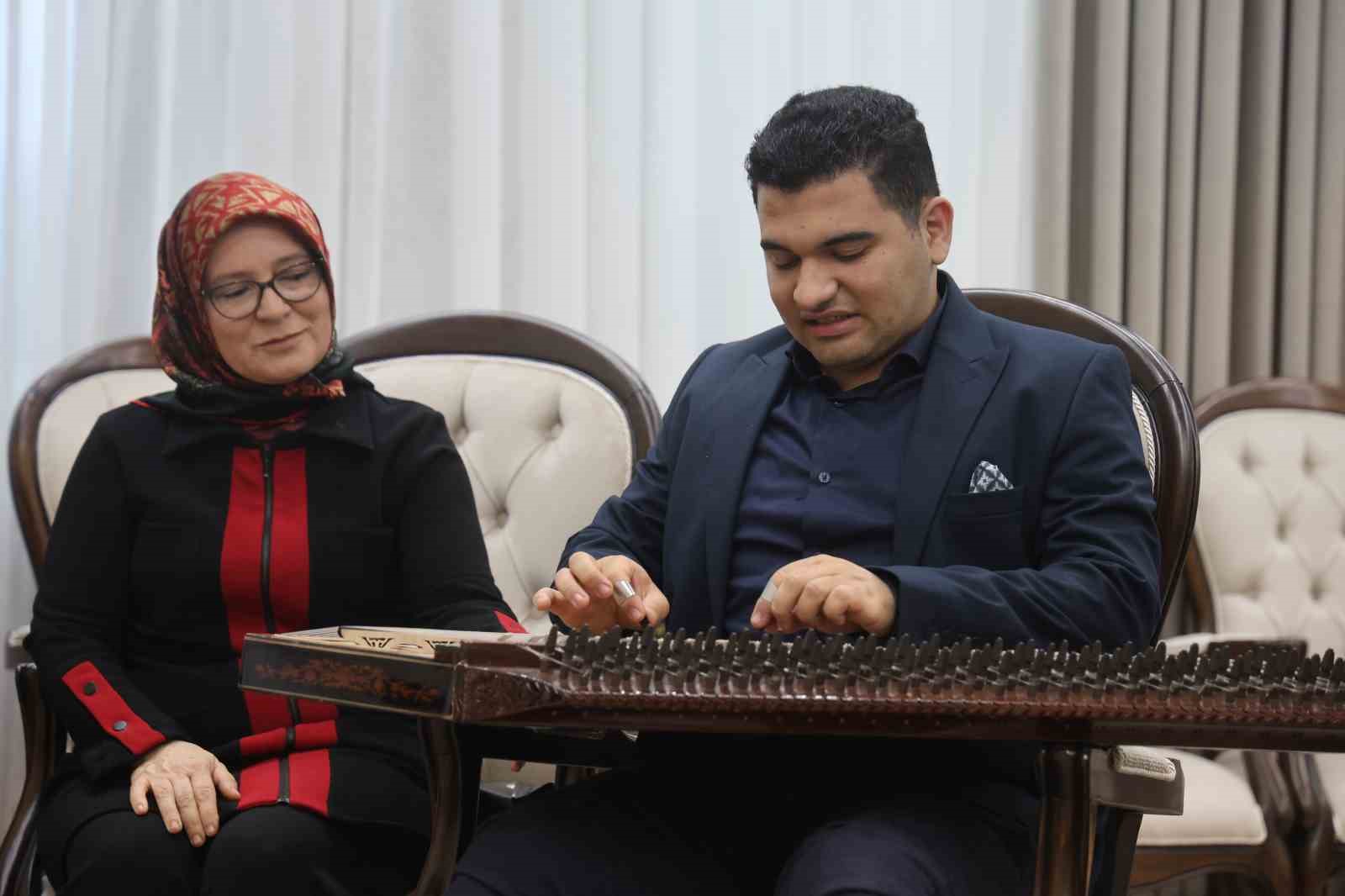 Kanunu ve eşsiz ses yeteneğiyle kulakların pasını silen otizmli Ertuğrul’dan valiyi mest eden mini konser
Kanunu ve eşsiz ses yeteneğiyle kulakların pasını silen otizmli Ertuğrul’dan valiyi mest eden mini konser