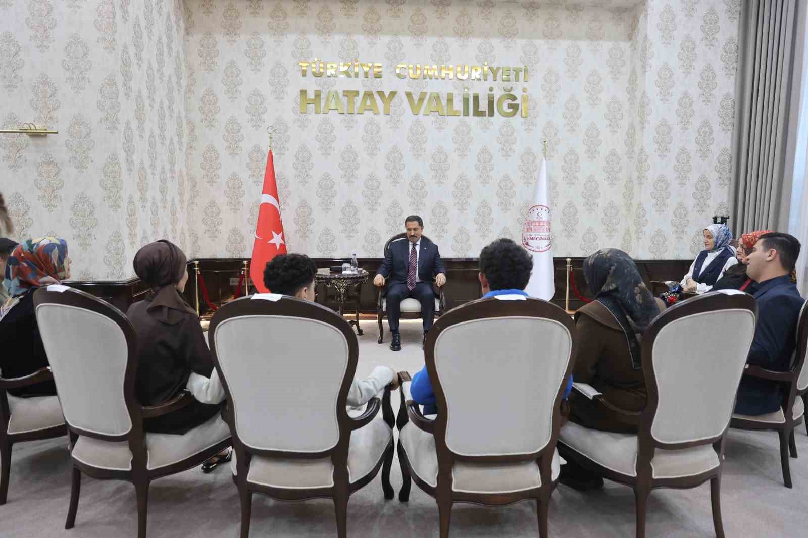 Kanunu ve eşsiz ses yeteneğiyle kulakların pasını silen otizmli Ertuğrul’dan valiyi mest eden mini konser
Kanunu ve eşsiz ses yeteneğiyle kulakların pasını silen otizmli Ertuğrul’dan valiyi mest eden mini konser