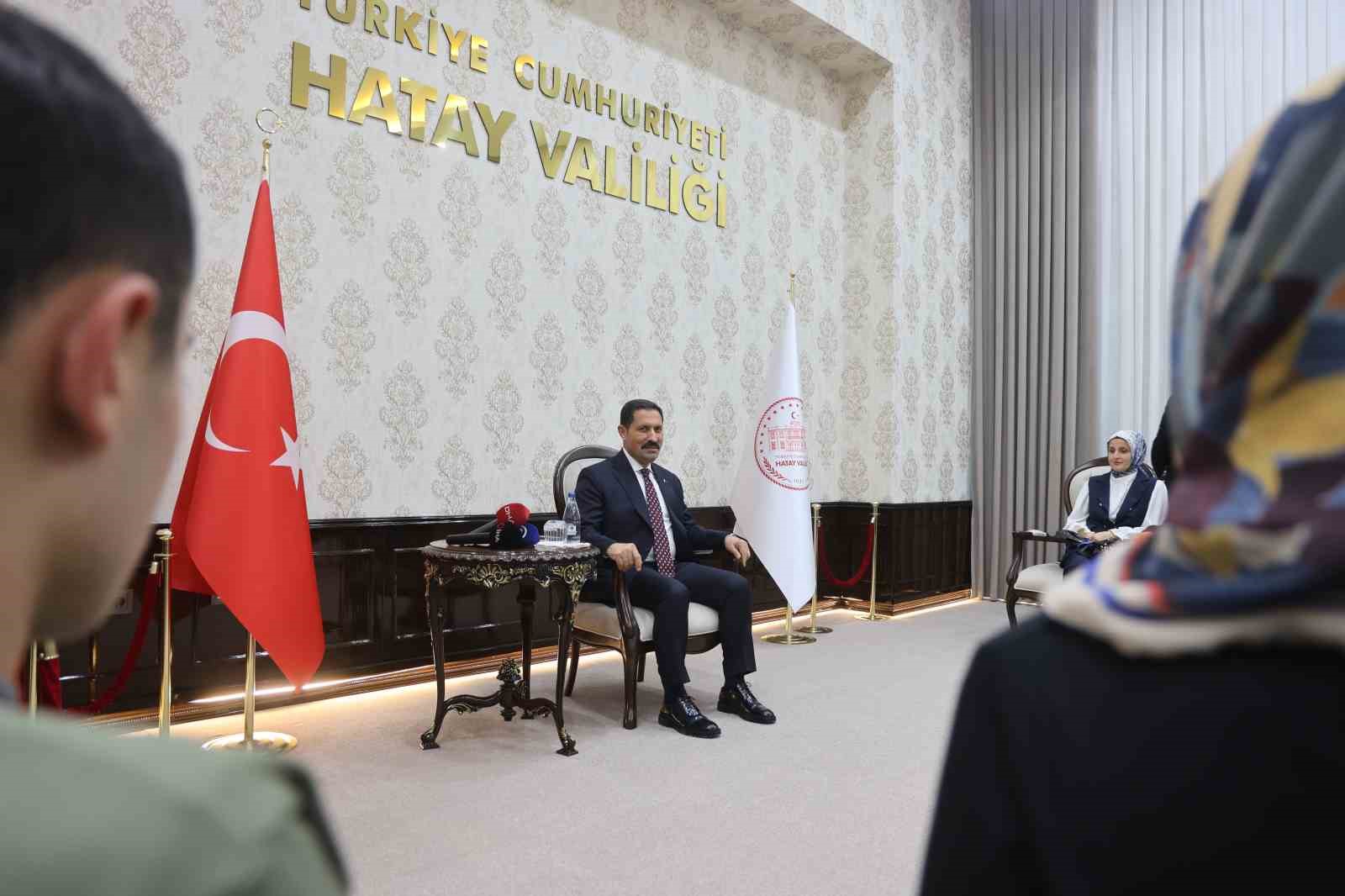 Kanunu ve eşsiz ses yeteneğiyle kulakların pasını silen otizmli Ertuğrul’dan valiyi mest eden mini konser
Kanunu ve eşsiz ses yeteneğiyle kulakların pasını silen otizmli Ertuğrul’dan valiyi mest eden mini konser