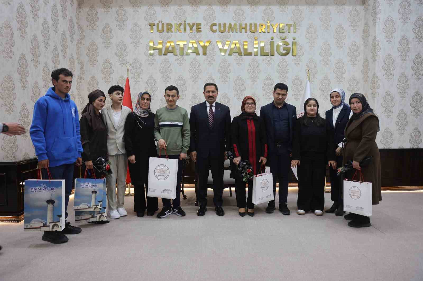 Kanunu ve eşsiz ses yeteneğiyle kulakların pasını silen otizmli Ertuğrul’dan valiyi mest eden mini konser
Kanunu ve eşsiz ses yeteneğiyle kulakların pasını silen otizmli Ertuğrul’dan valiyi mest eden mini konser