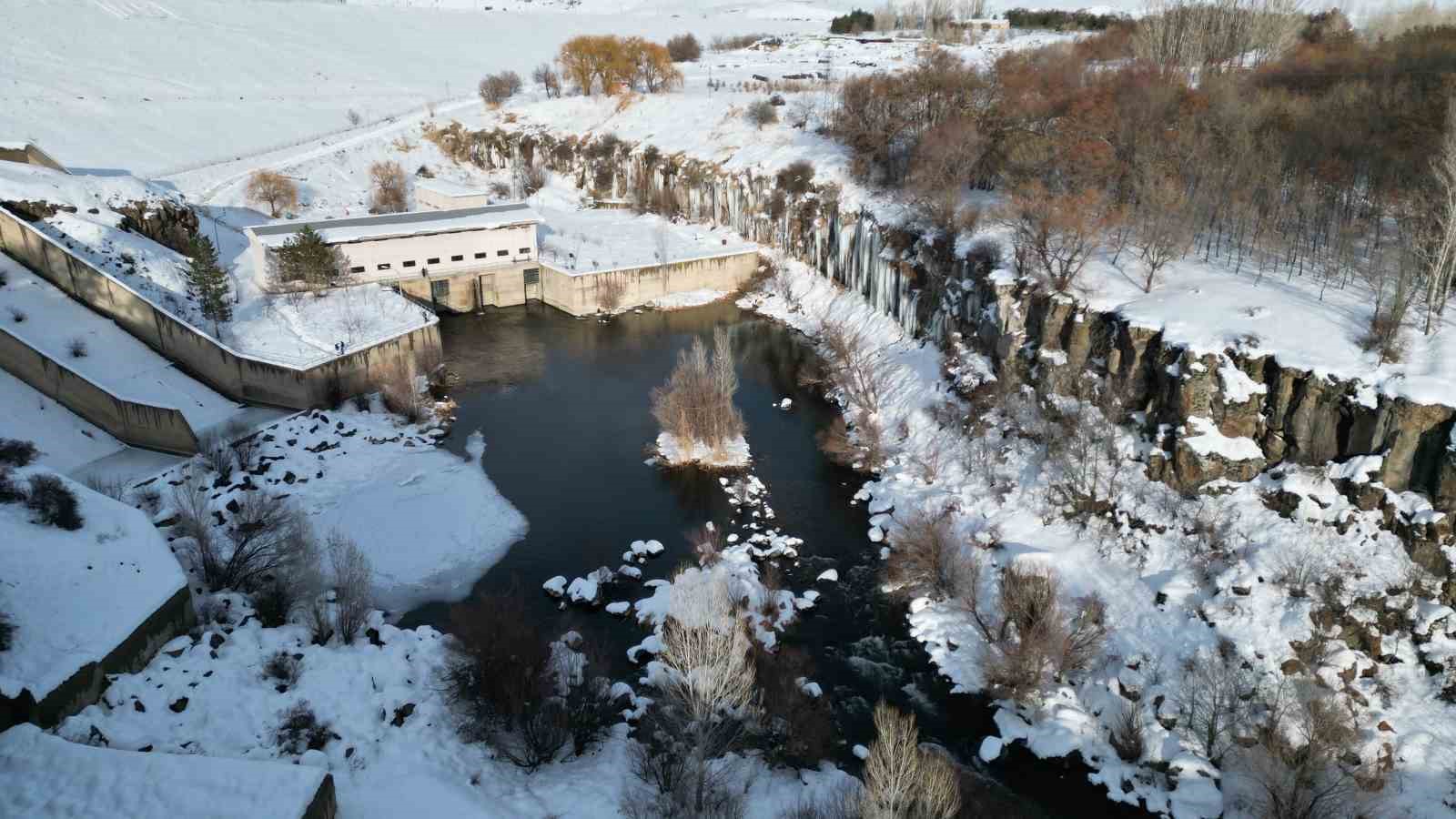 Kanyonda oluşan metrelerce boydaki buz sarkıtları görsel şölen sunuyor
