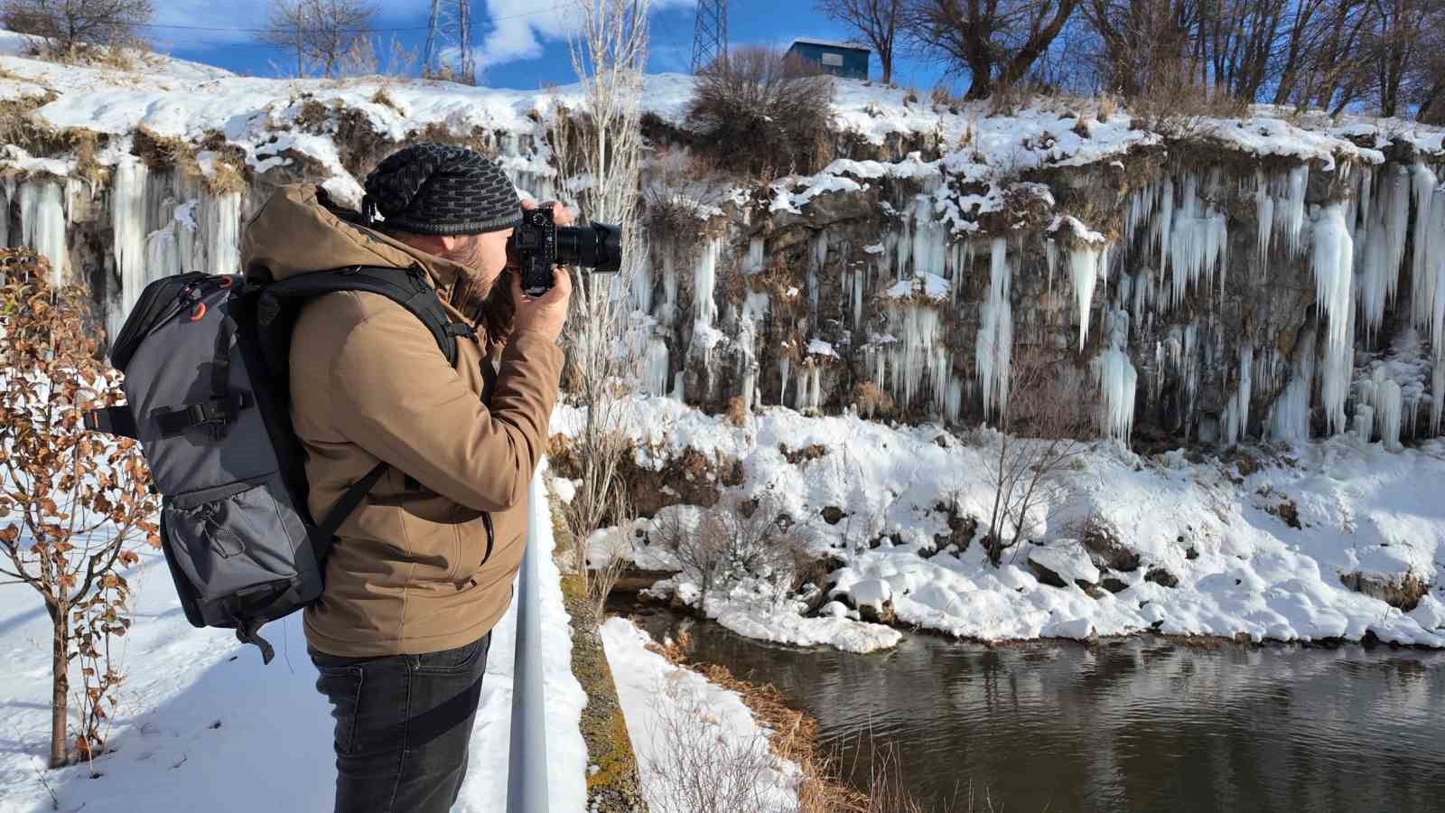 Kanyonda oluşan metrelerce boydaki buz sarkıtları görsel şölen sunuyor
