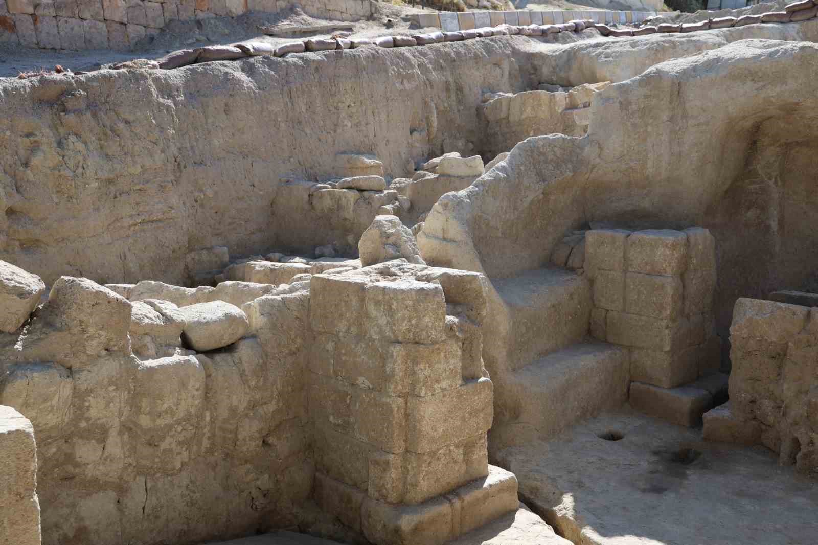 Kapadokya Alan Başkanı Aslanbay, Göreme’deki kurtarma kazılarını yerinde inceledi
