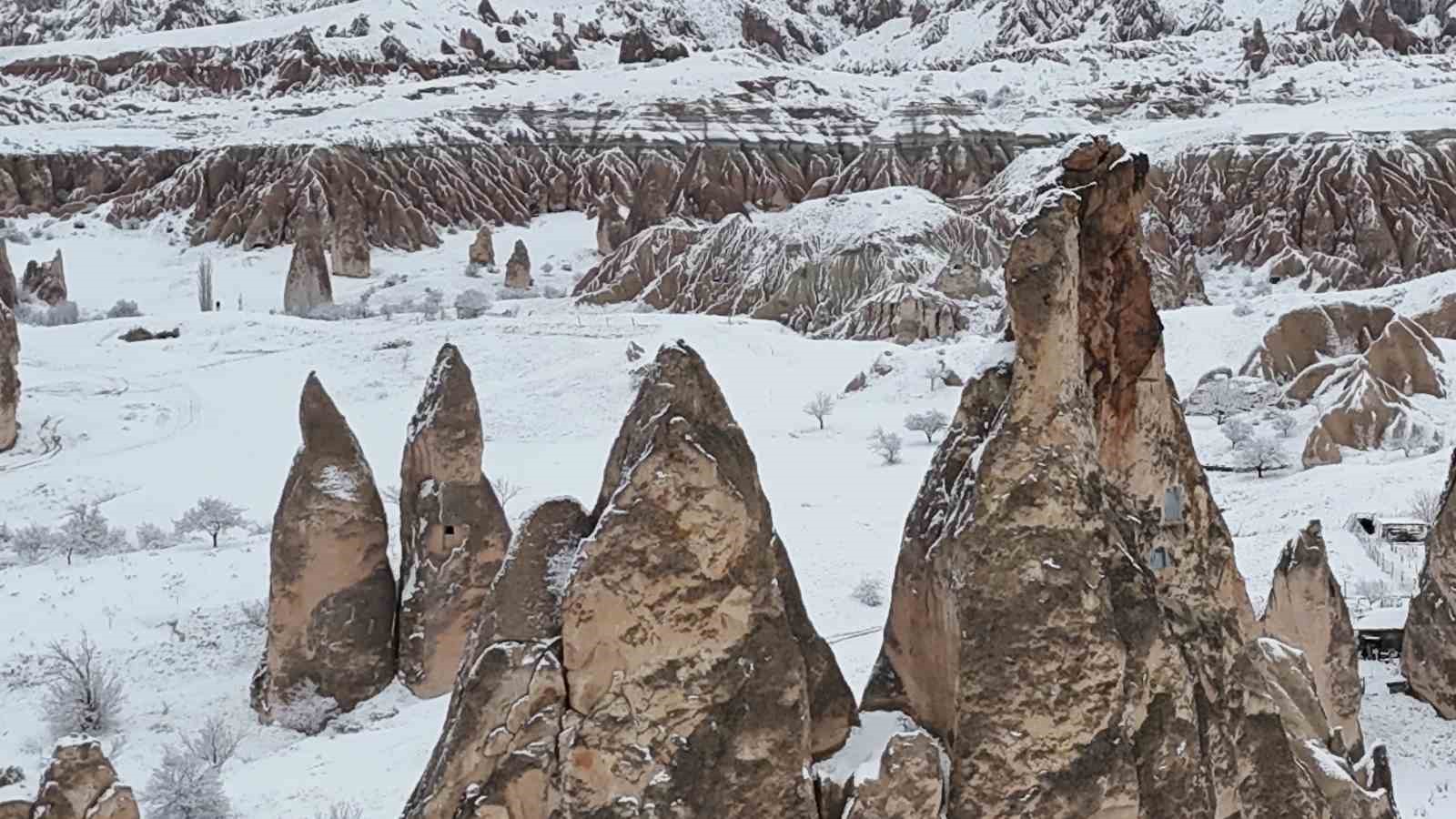Kapadokya kar altında kartpostallık görüntüler oluştu
