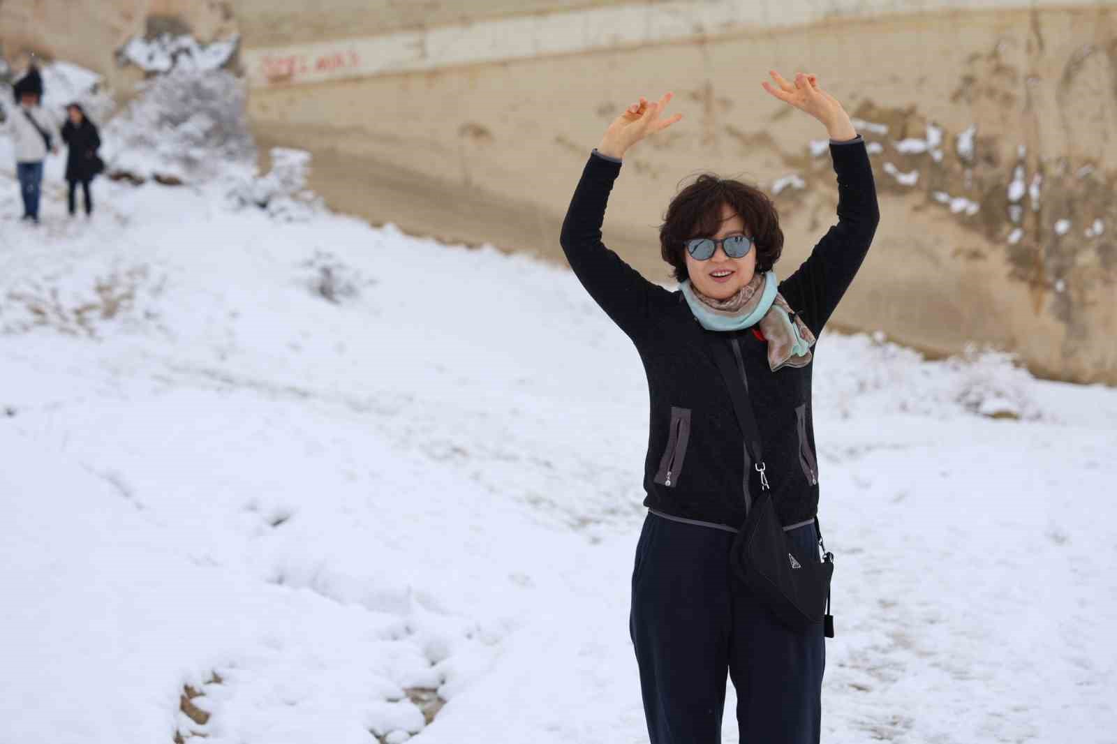 Kapadokya kar altında kartpostallık görüntüler oluştu
