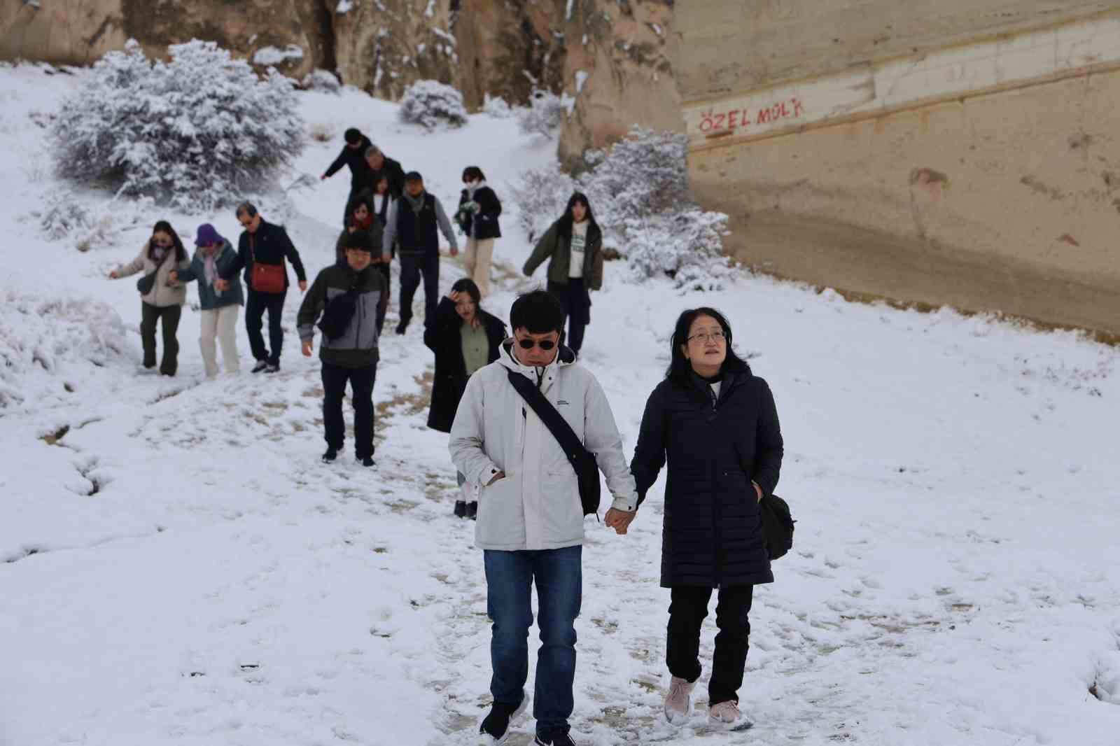 Kapadokya kar altında kartpostallık görüntüler oluştu
