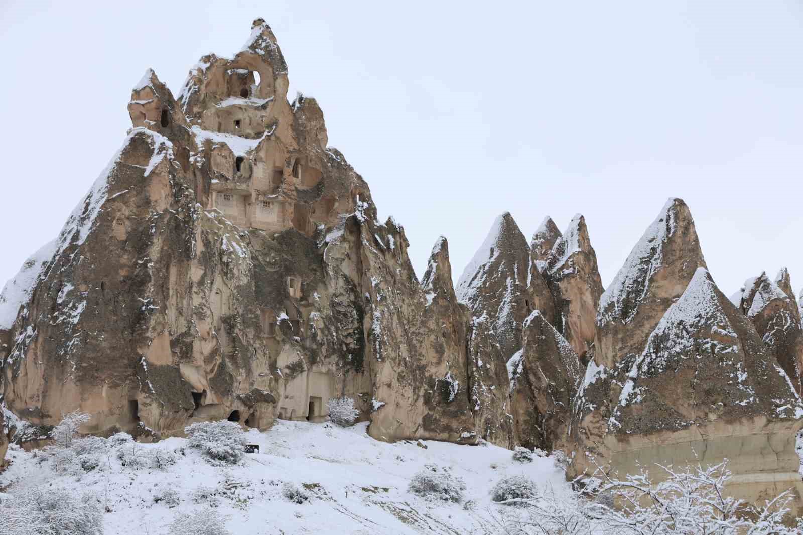 Kapadokya kar altında kartpostallık görüntüler oluştu
