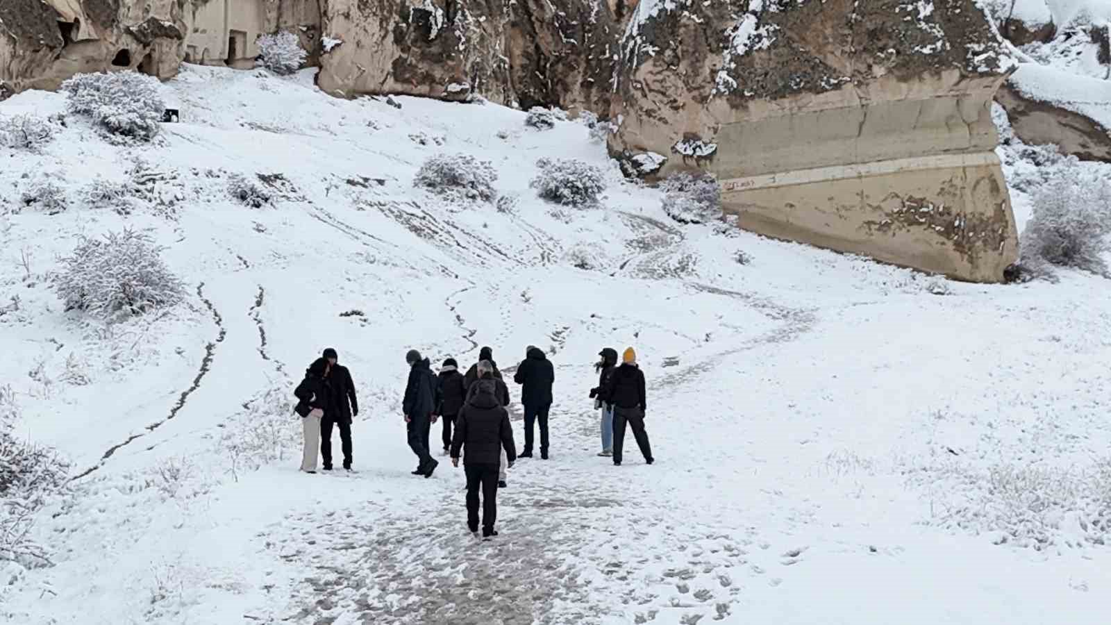 Kapadokya kar altında kartpostallık görüntüler oluştu
