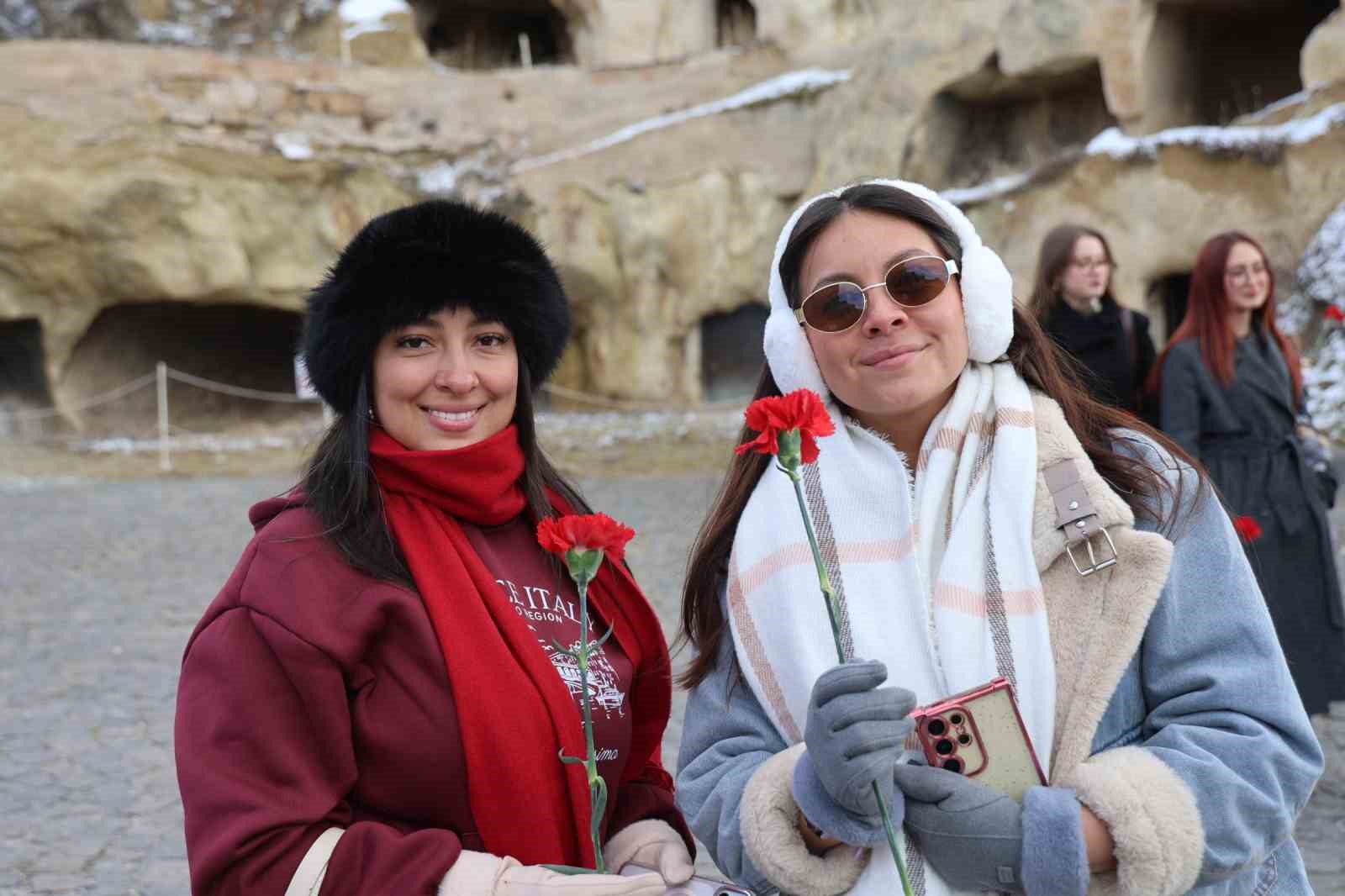 Kapadokya’da kadın turistlere çiçekli 8 Mart sürprizi
