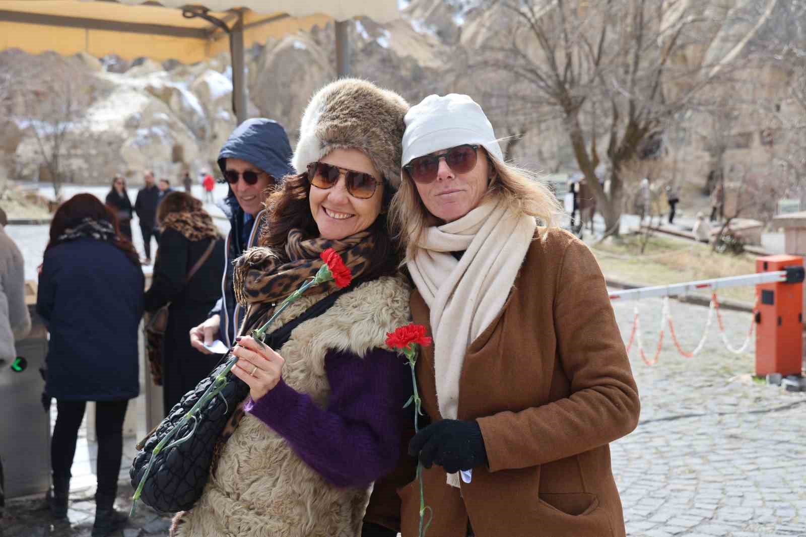 Kapadokya’da kadın turistlere çiçekli 8 Mart sürprizi
