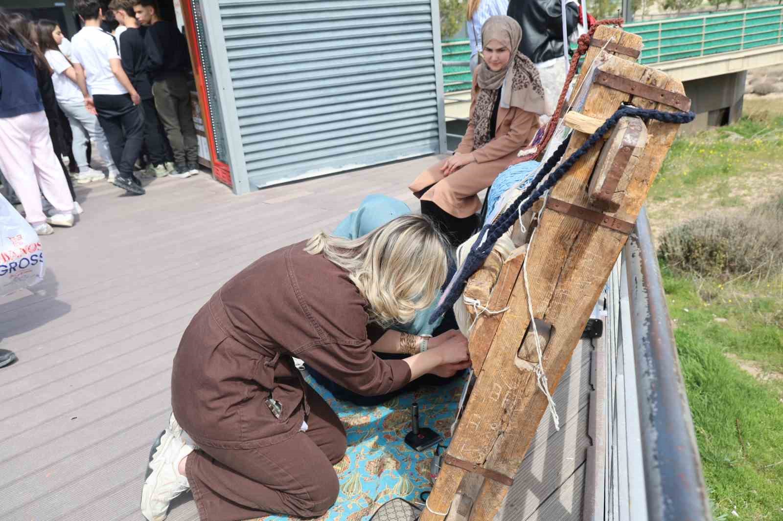 Kapadokya’da turistler halı dokuyup çanak yaptı
