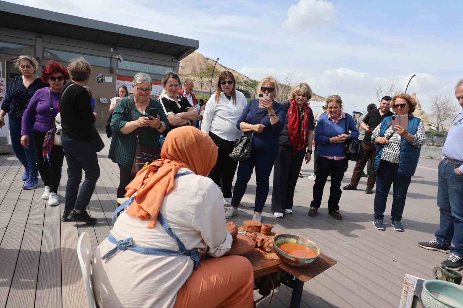 Kapadokya’da turistler halı dokuyup çanak yaptı
