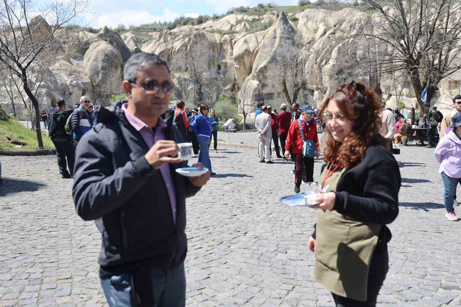 Kapadokya’da turistlere Türk kahvesi ve lokum ikramı
