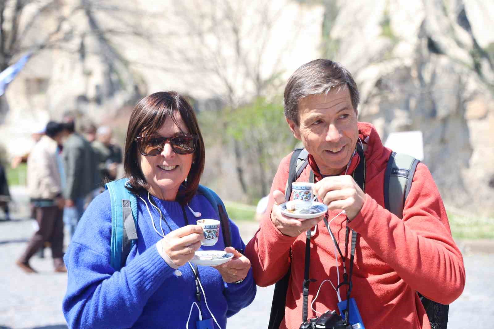 Kapadokya’da turistlere Türk kahvesi ve lokum ikramı
