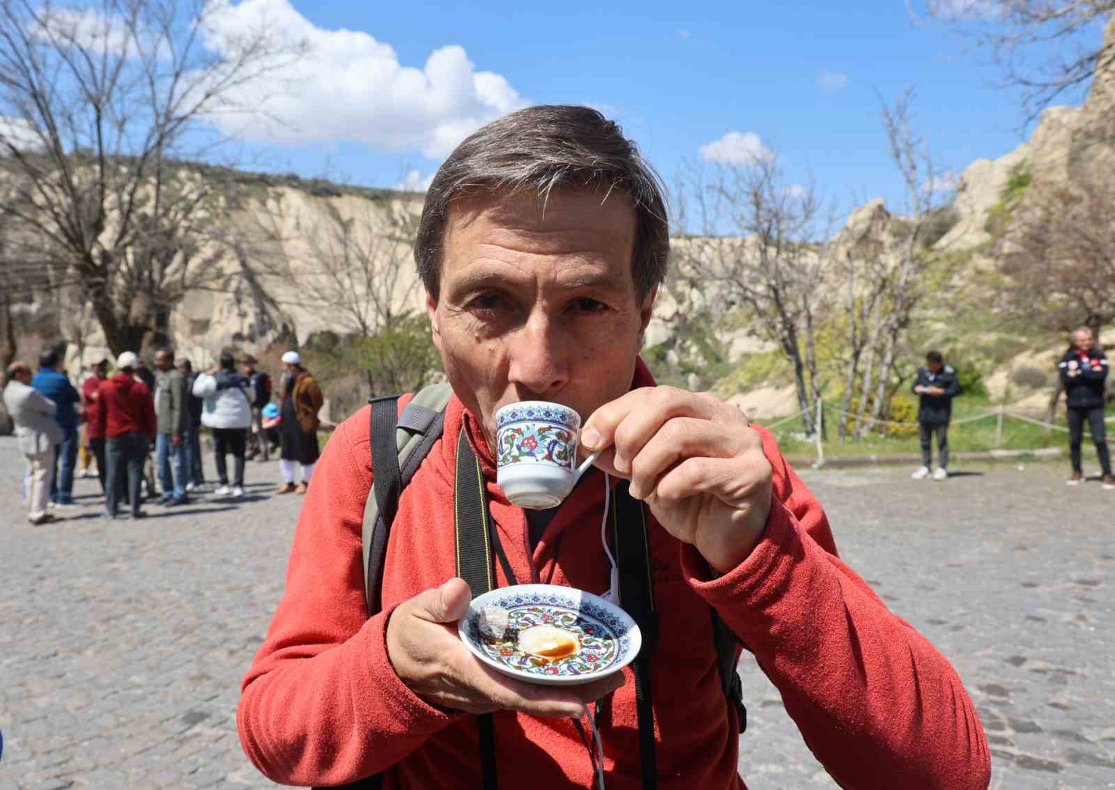 Kapadokya’da turistlere Türk kahvesi ve lokum ikramı
