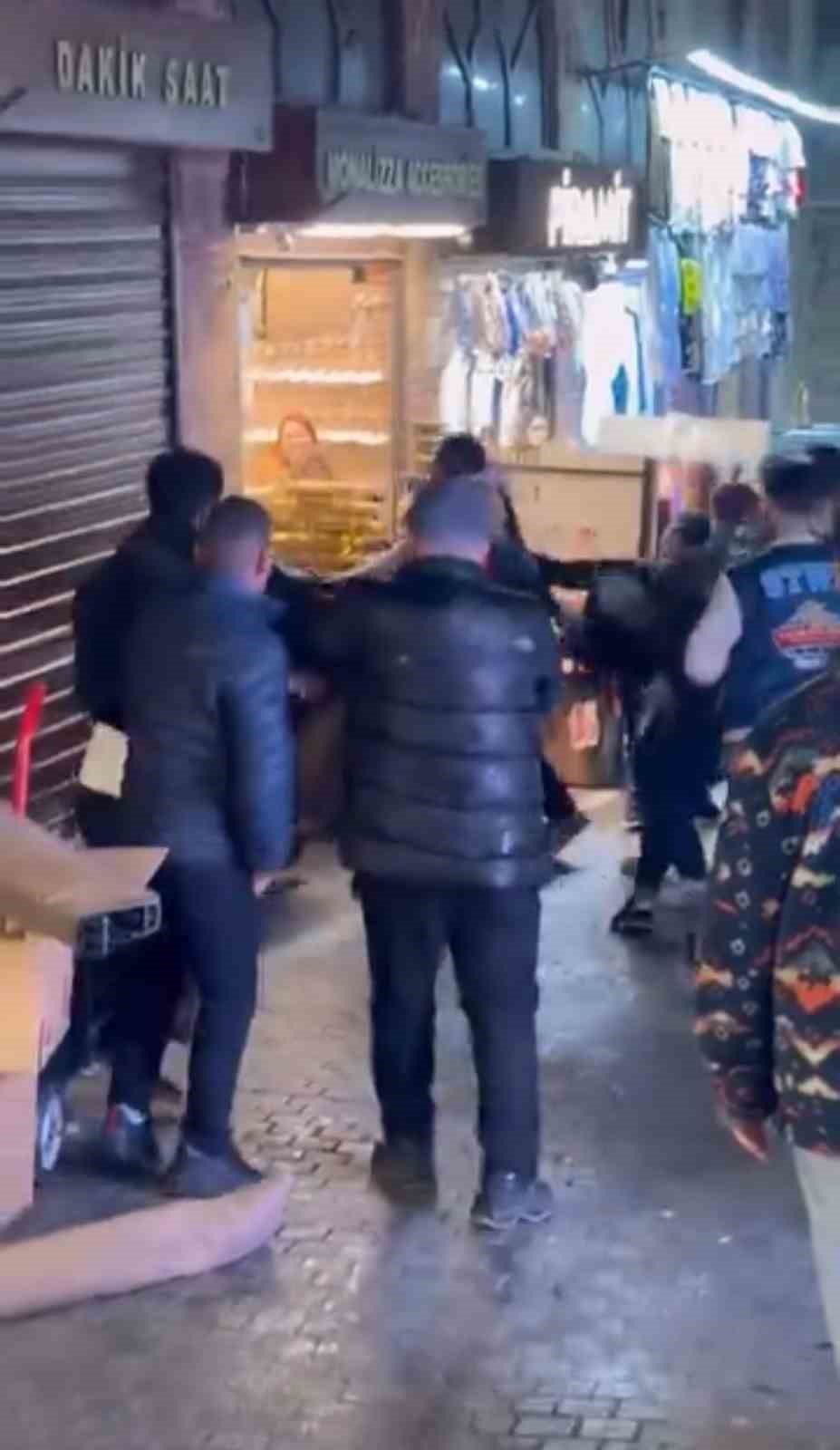 Kapalı Çarşı’da meydan muharebesi... Onlarca kişi birbirine girdi
