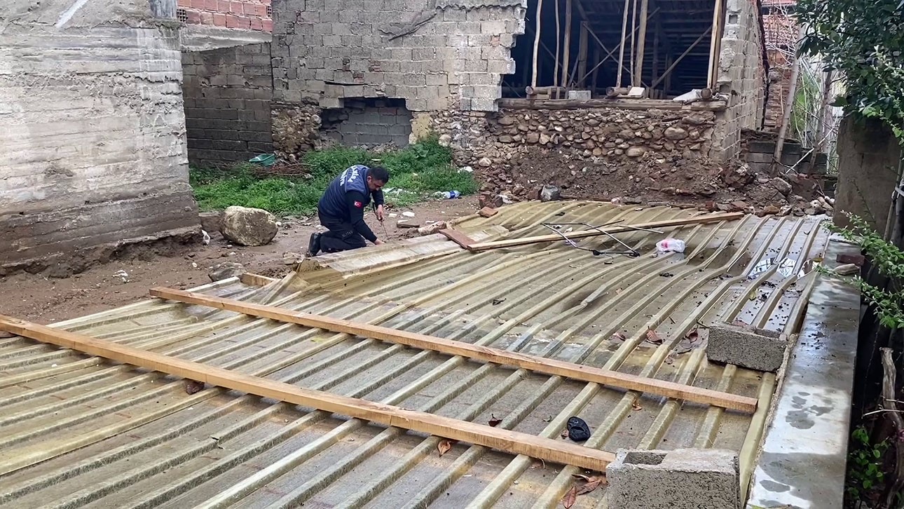 Kapalı inşaat çukuruna düşen köpeği itfaiye kurtardı
