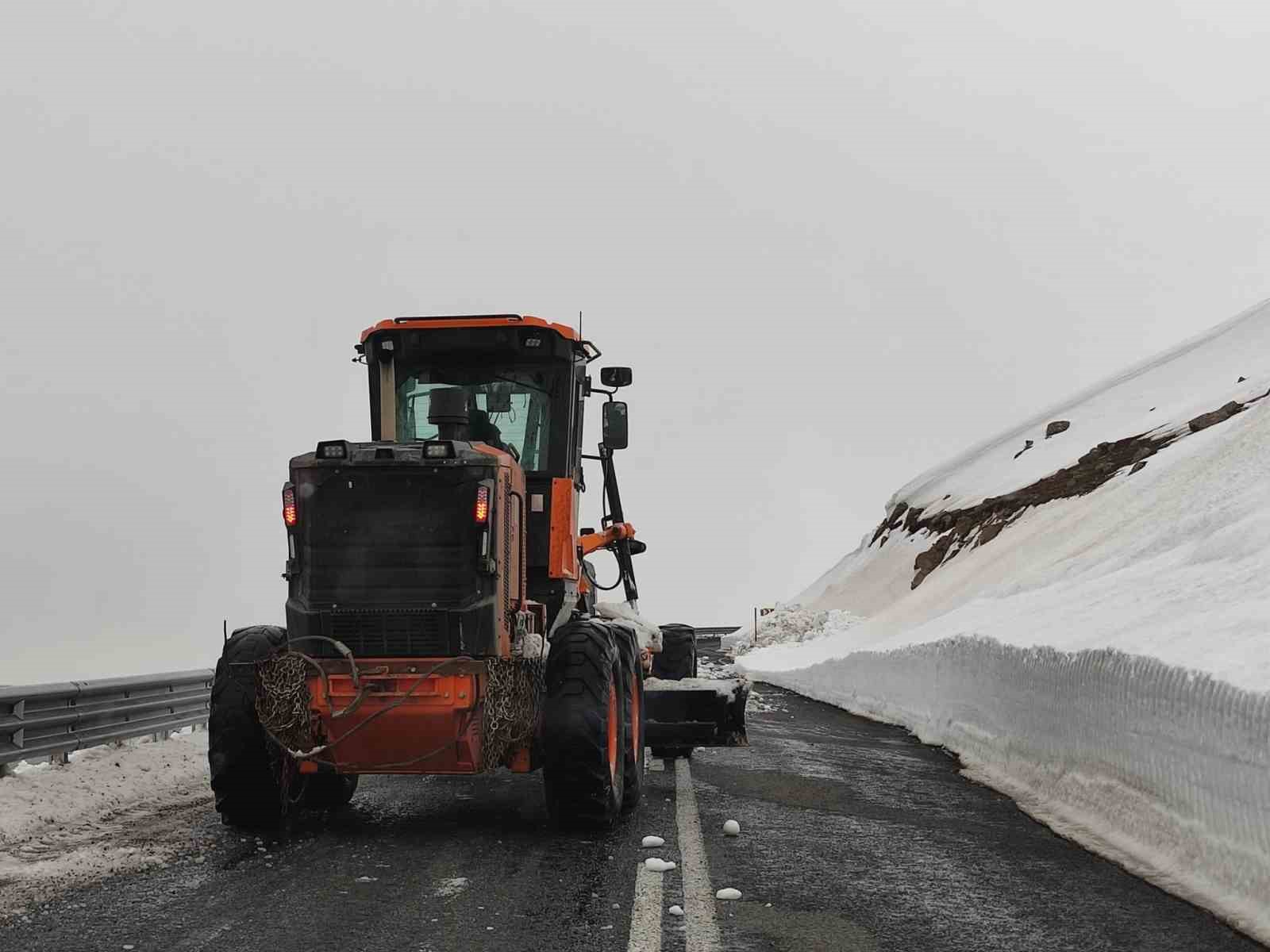 Kapalı olan Ardahan-Ardanuç kara yolu ulaşıma açıldı
