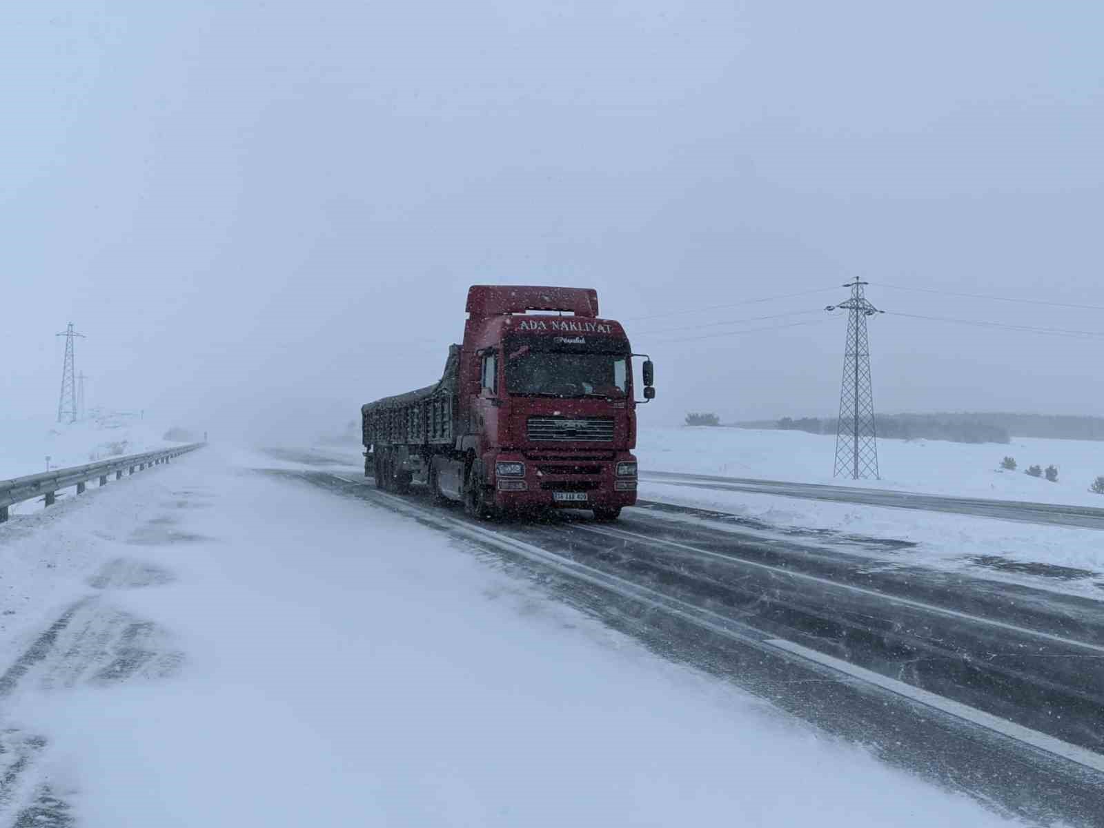 Kapalı olan Ardahan-Ardanuç kara yolu ulaşıma açıldı
