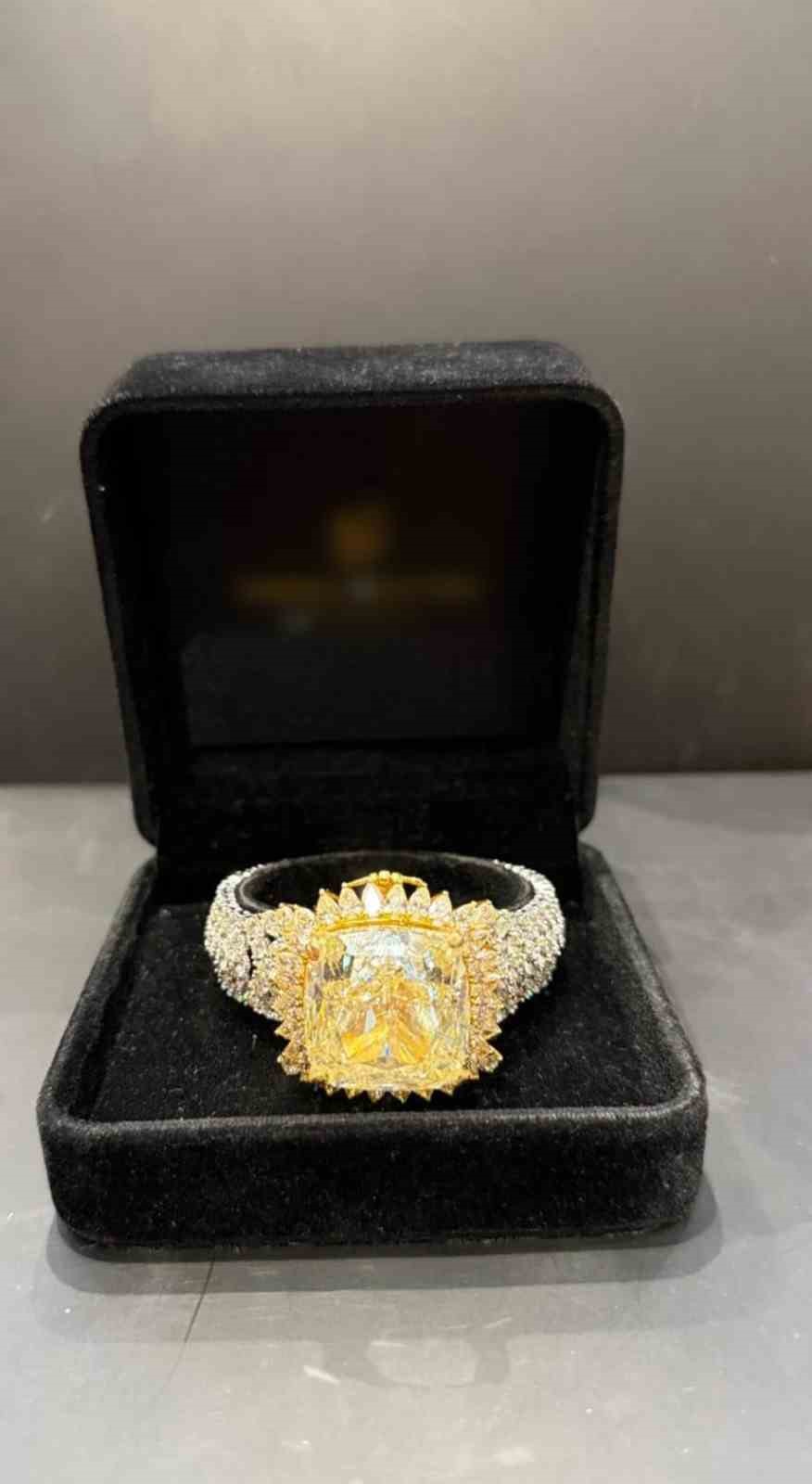 Kapalıçarşı’da düzenlenen operasyonda 3 milyon dolar değerinde 80 karat pırlanta yüzük ele geçirildi
Kapalıçarşı’da düzenlenen operasyonda 3 milyon dolar değerinde 80 karat pırlanta yüzük ele geçirildi