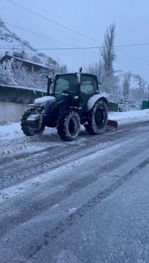 Kapanan yollarını kendi imkanları ile açtılar
