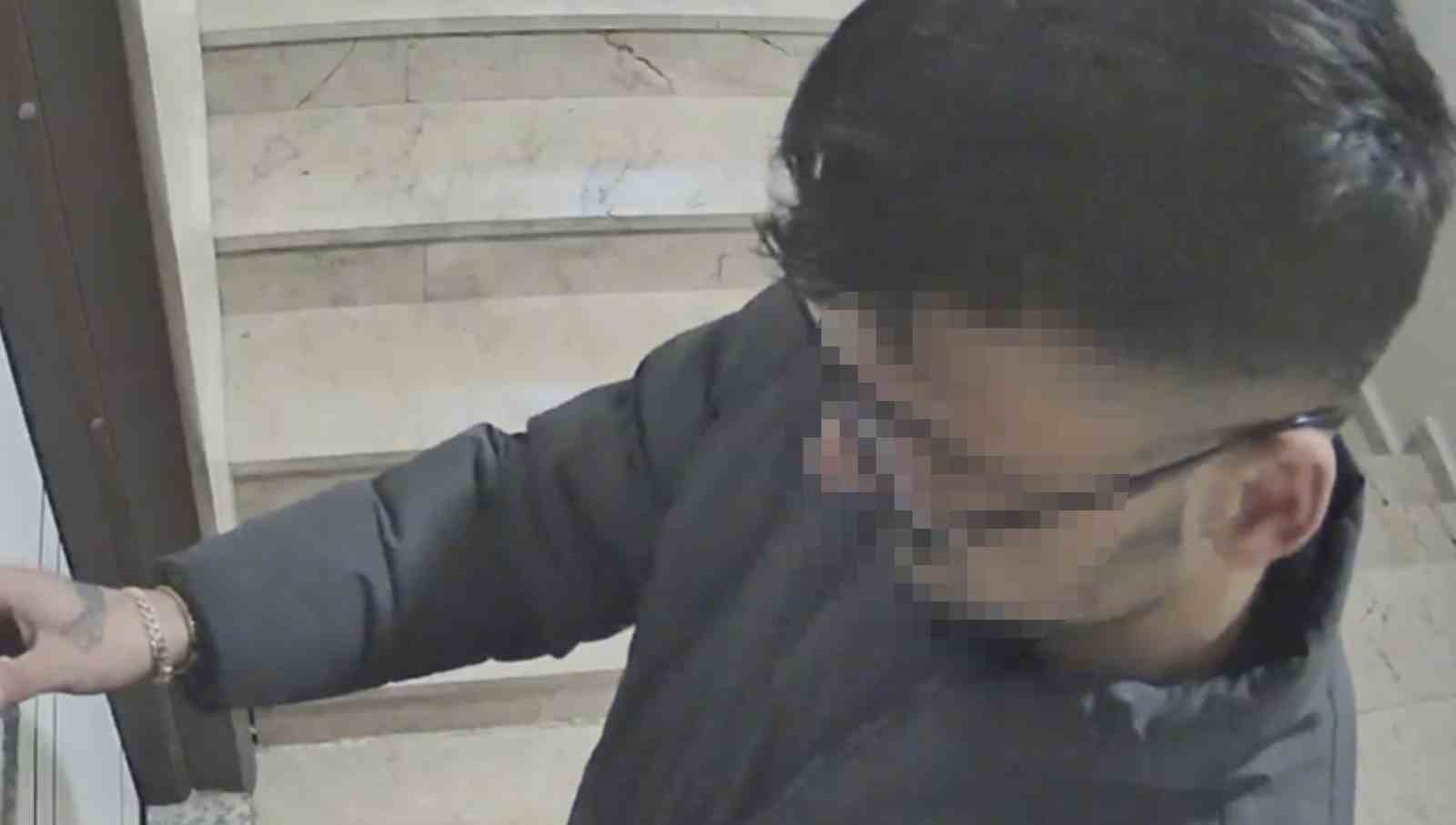 Kapı kapı para topladı, gözü kargoda kaldı: Güvenlik kamerası hırsızlığa engel oldu
