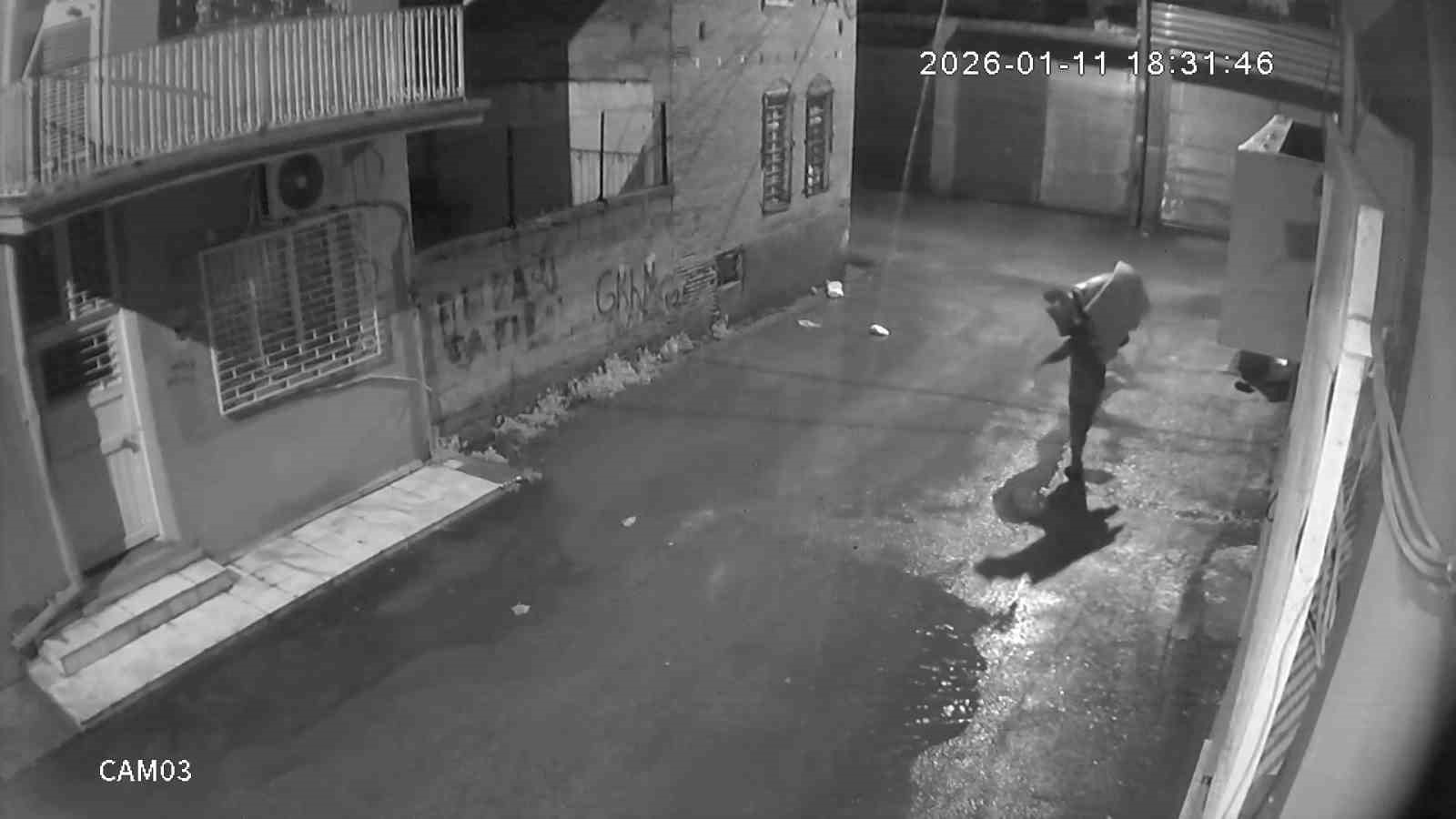 Kapı ve damdaki delikten 1 milyonluk bisiklet çalan 2 kardeş tutuklandı
