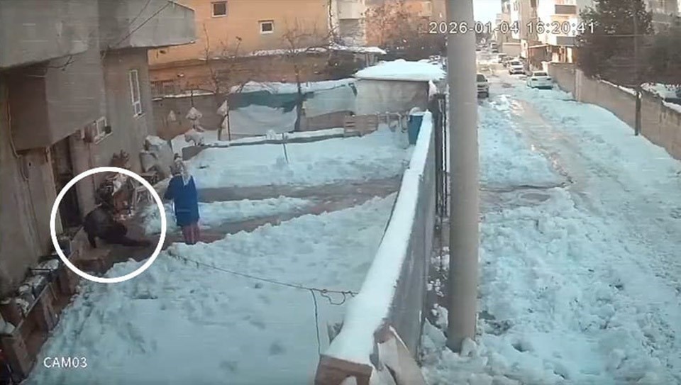 Kapıdan çıkan yerde kaldı: Evden çıkan herkes buzda kaydı
