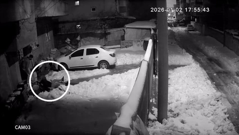 Kapıdan çıkan yerde kaldı: Evden çıkan herkes buzda kaydı
