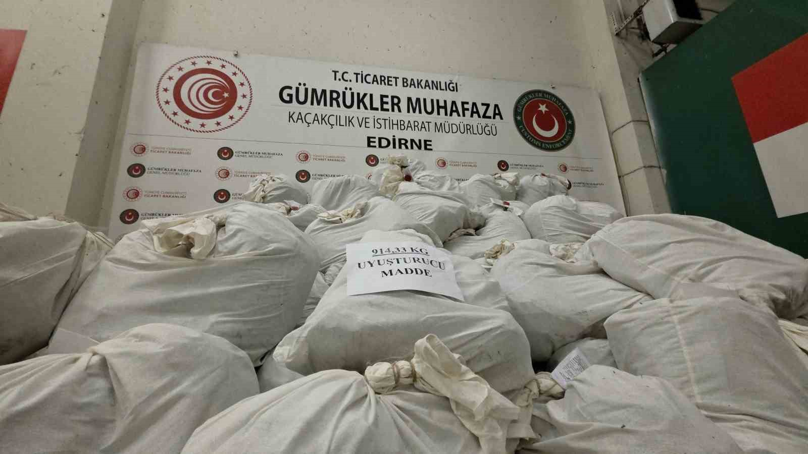 Kapıkule’de rekor yakalama, yaklaşık 1 ton esrar ele geçirildi
