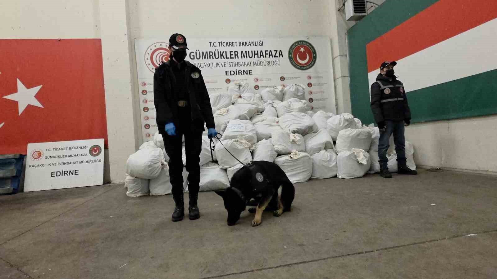 Kapıkule’de rekor yakalama, yaklaşık 1 ton esrar ele geçirildi
