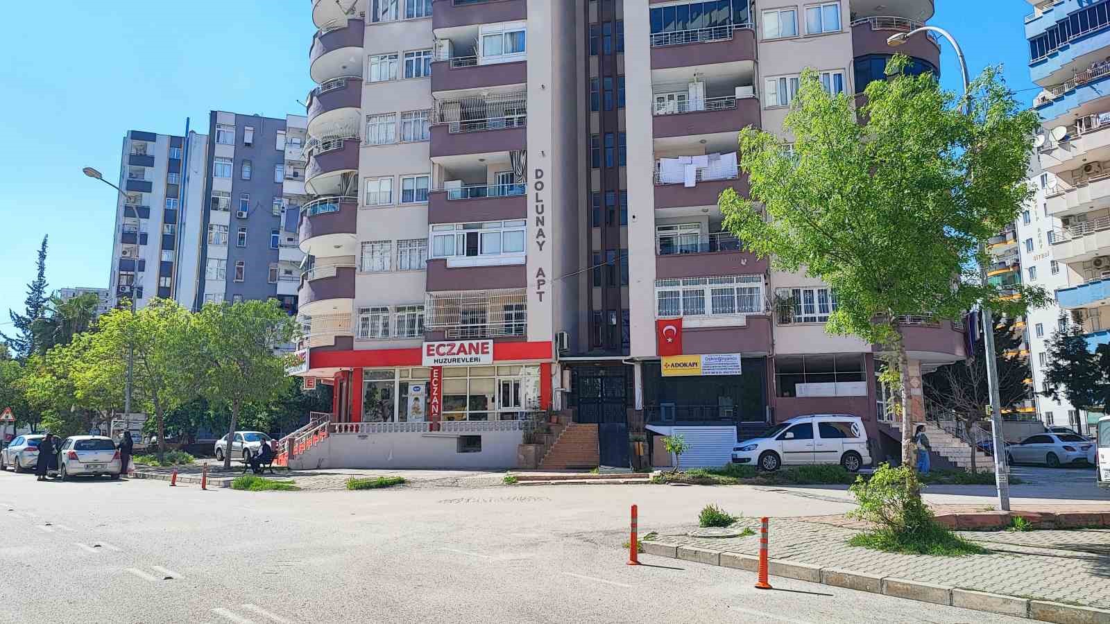 Kapısı açık olan toplu taşıma aracından düşen adam ağır yaralandı
