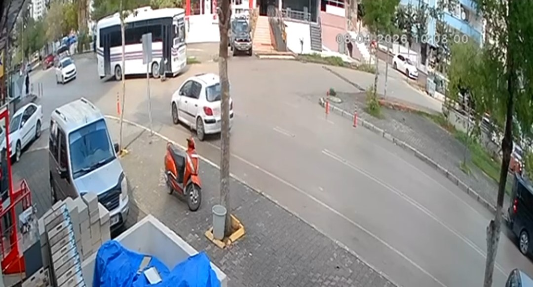 Kapısı açık olan toplu taşıma aracından düşen adam ağır yaralandı
