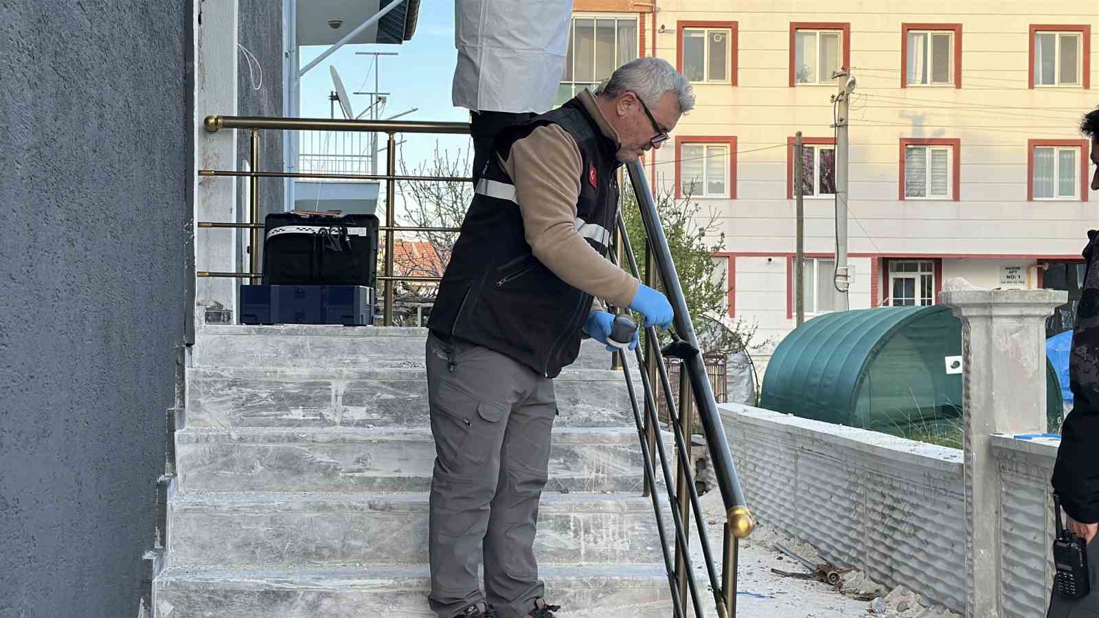 Kapıyı parçalayarak takılmamış lavabo bataryalarını çaldılar
