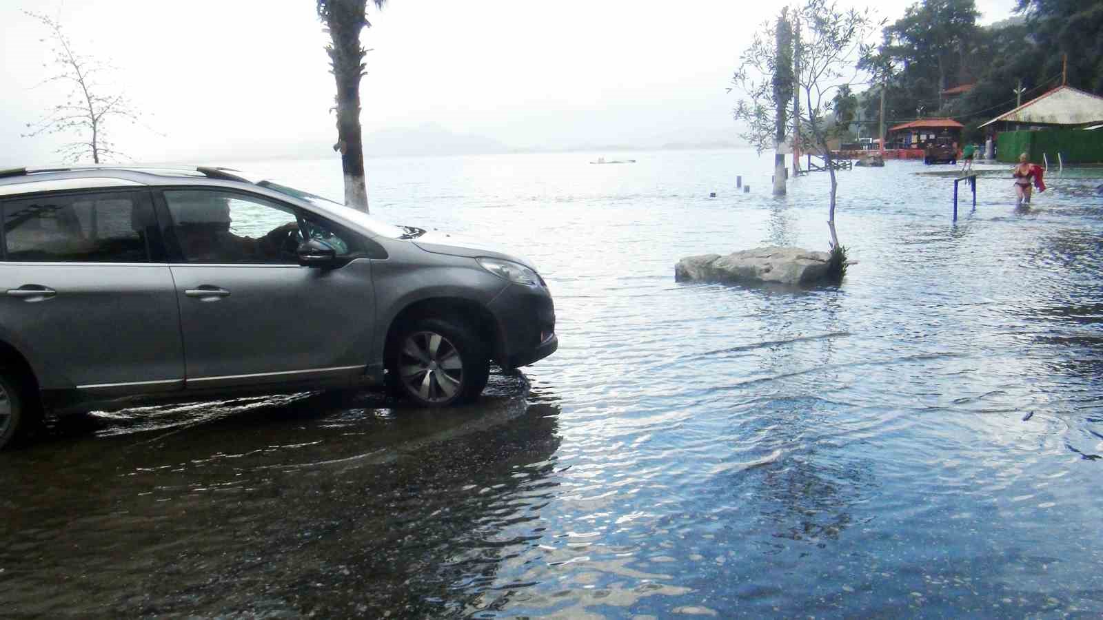 Kaplıca sular altında, vatandaşlar şifa peşinde
Kaplıca sular altında, vatandaşlar şifa peşinde