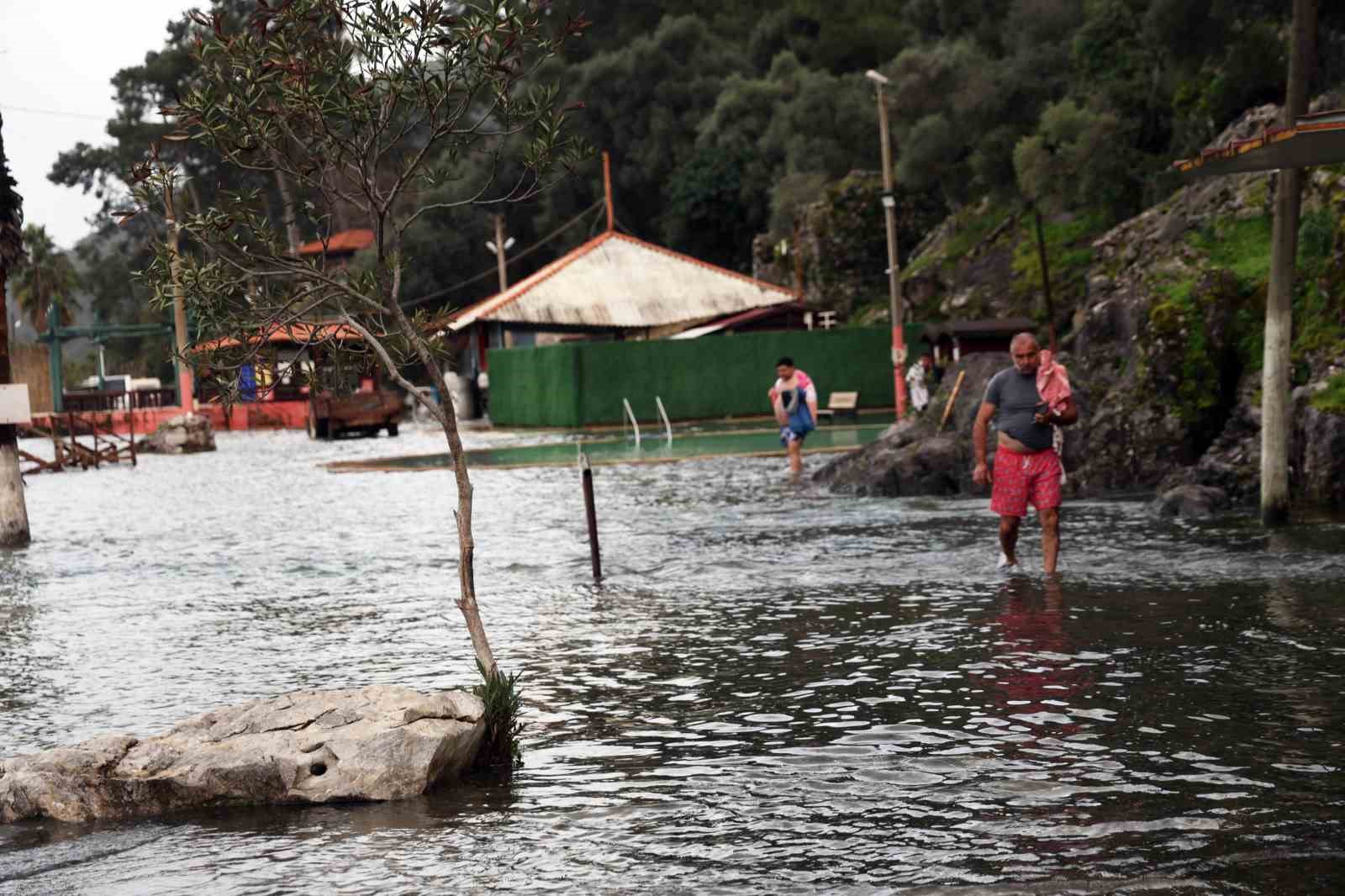 Kaplıca sular altında, vatandaşlar şifa peşinde
Kaplıca sular altında, vatandaşlar şifa peşinde
