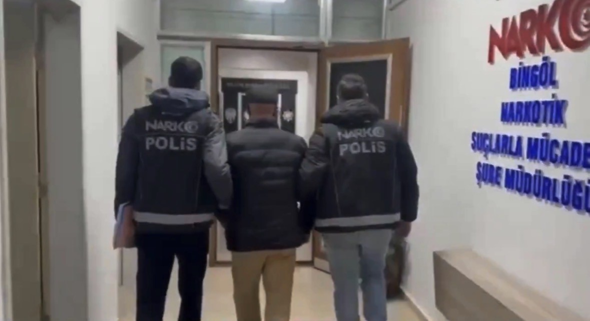 Kapsül halinde 88 parça uyuşturucu yutan şüpheliler tutuklandı
