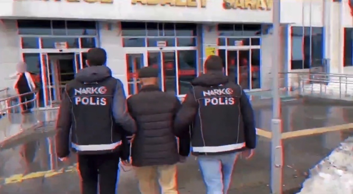 Kapsül halinde 88 parça uyuşturucu yutan şüpheliler tutuklandı
