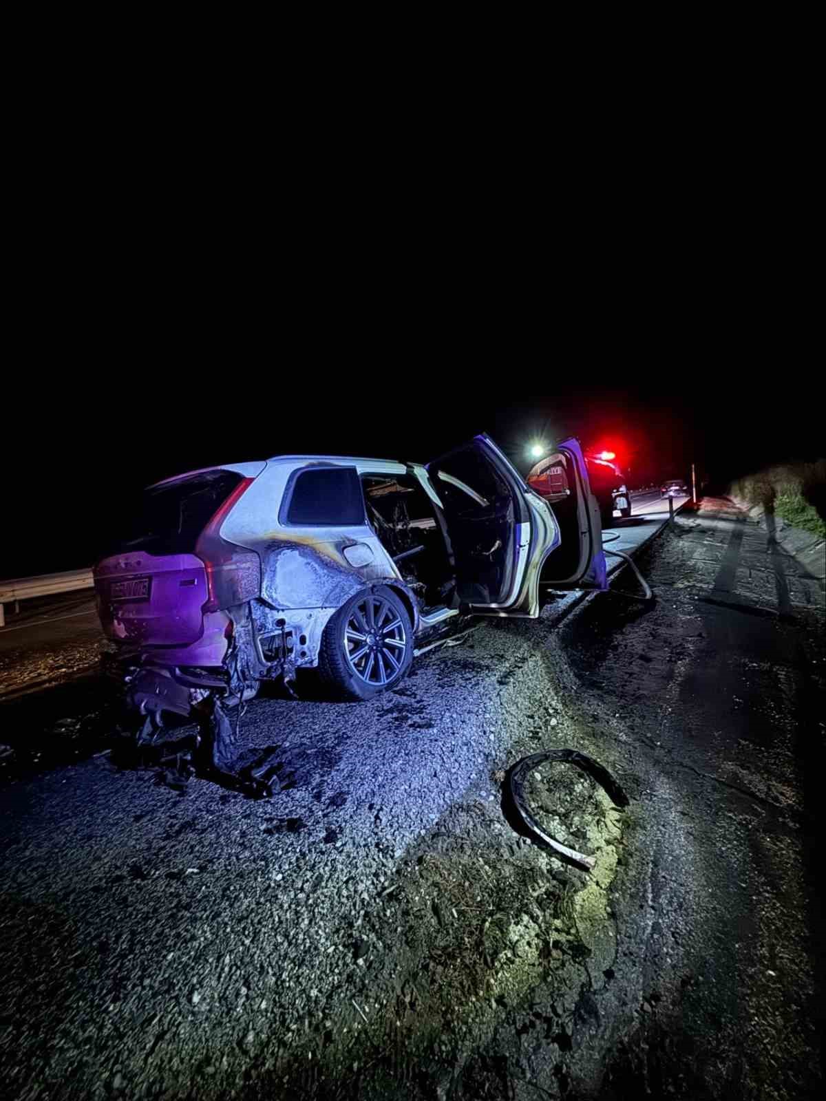 Kaputundan duman çıkan jip alevlere teslim oldu
