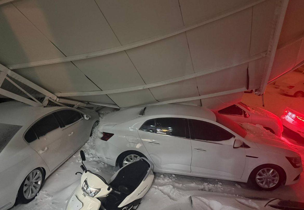 Kar ağırlığına dayanamayan sundurmanın araçların üzerine çöktüğü anlar kamerada
