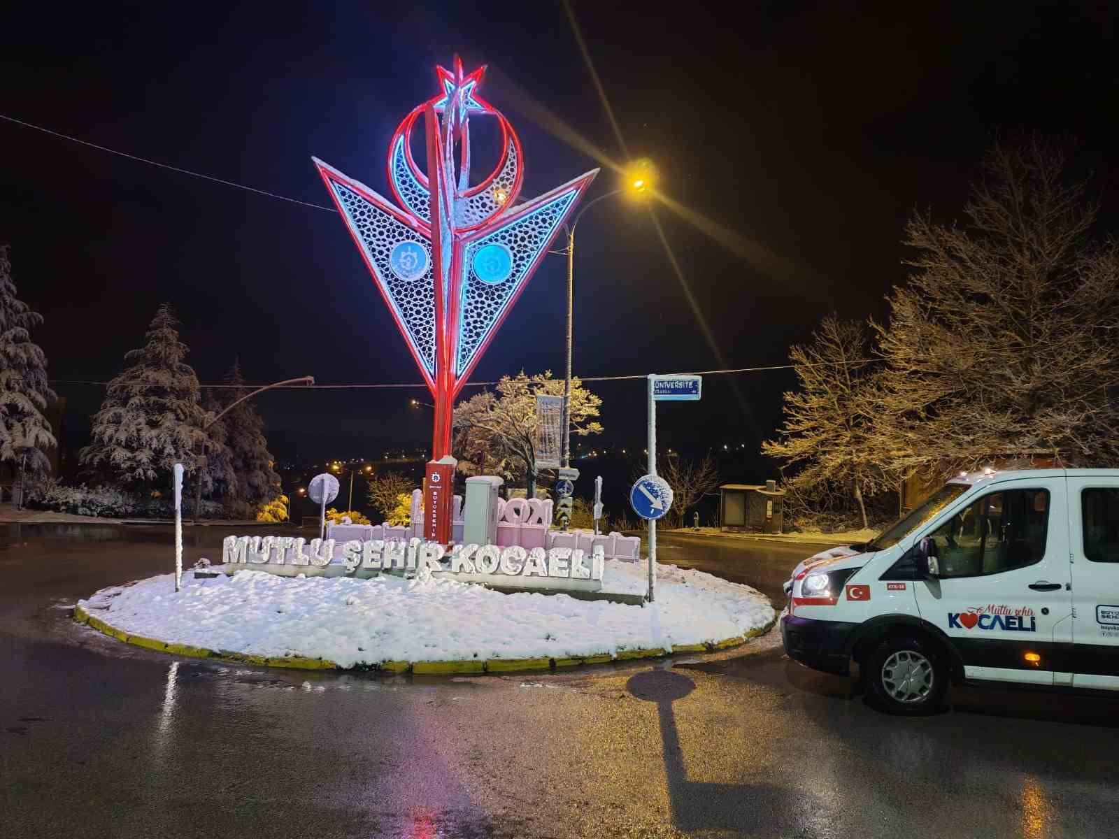 Kar alarmı: Bin 200 personel ve 354 araç sahada
