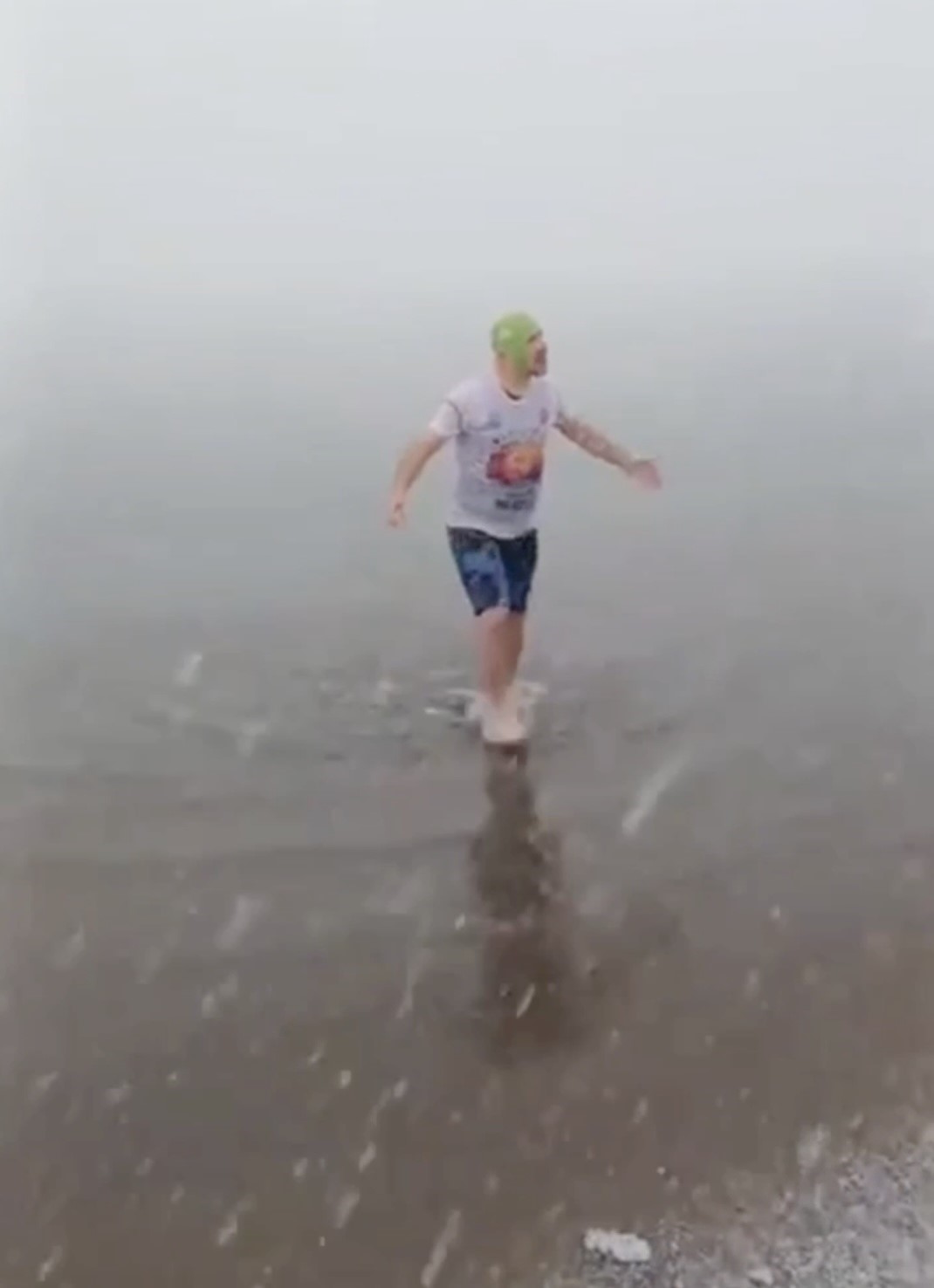 Kar altında denize girip yüzdü attı
