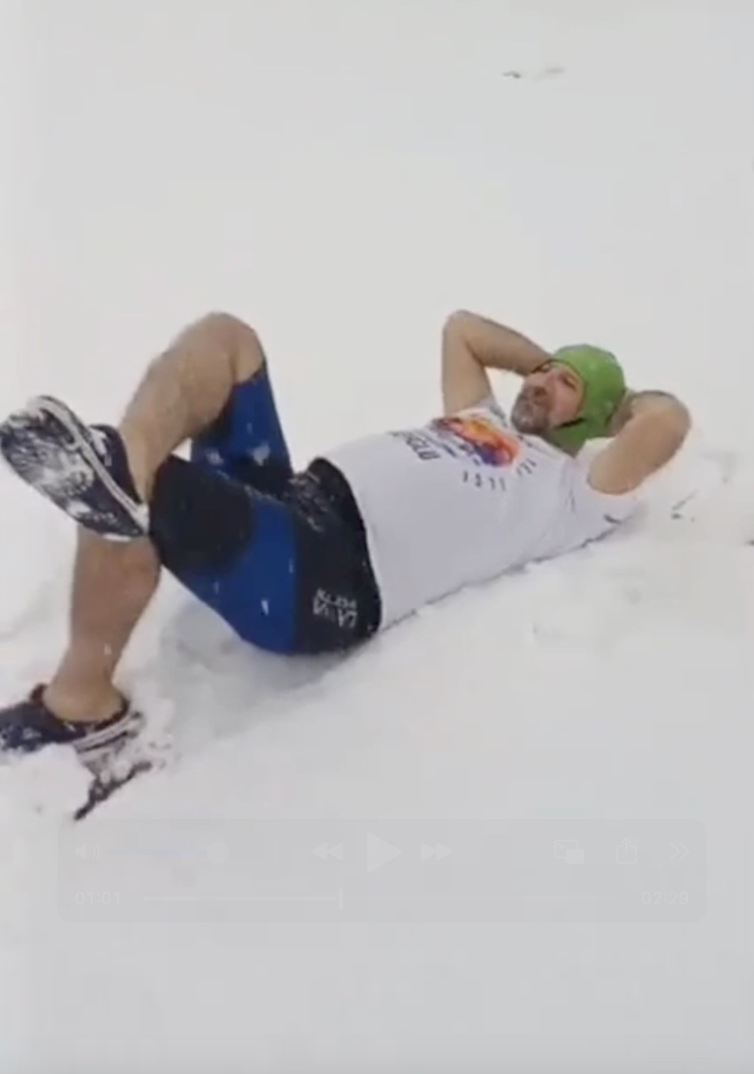 Kar altında denize girip yüzdü attı
