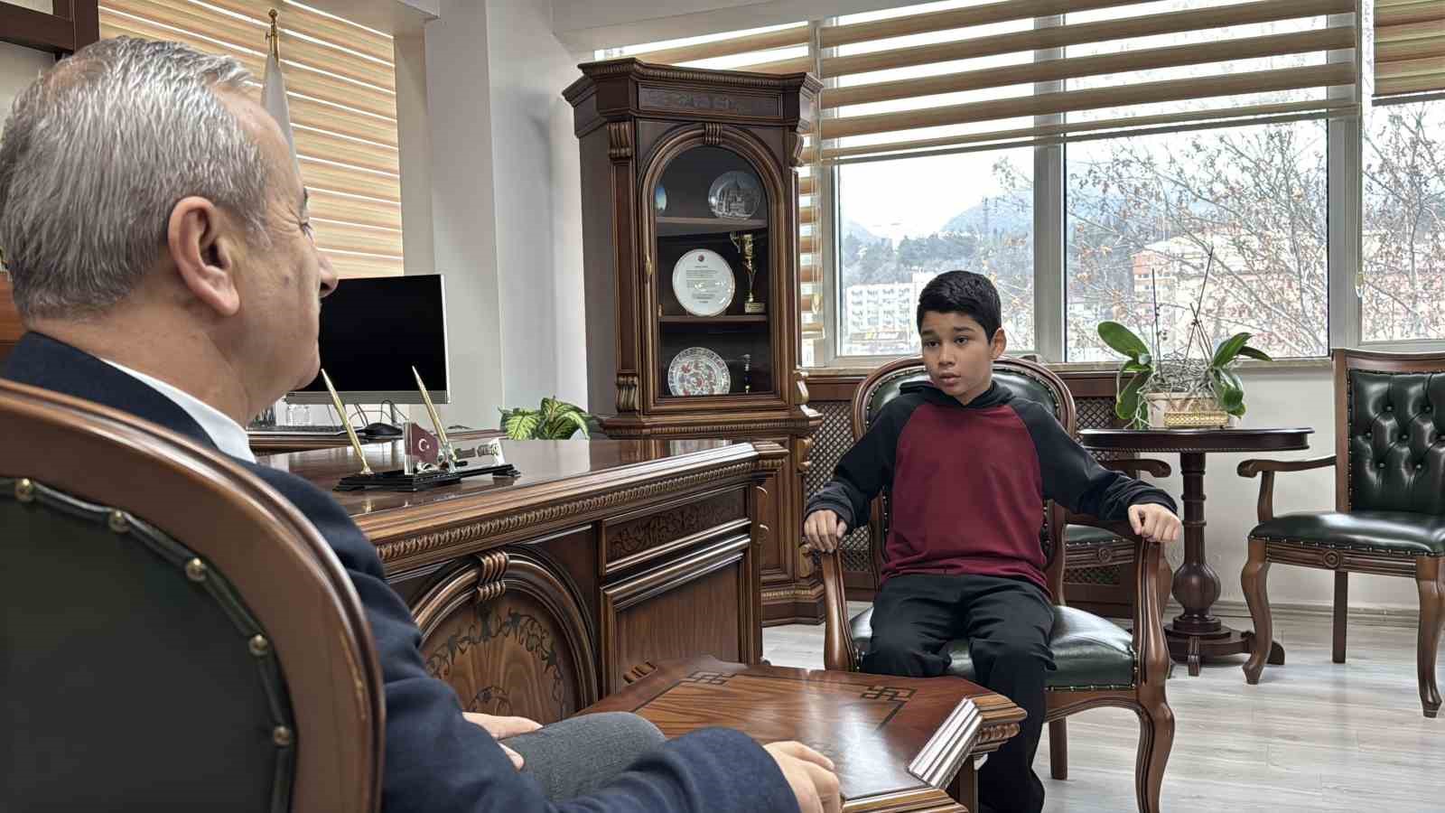 Kar altında İstiklal Marşı’na eşlik eden Türkmen öğrenci ödüllendirildi
