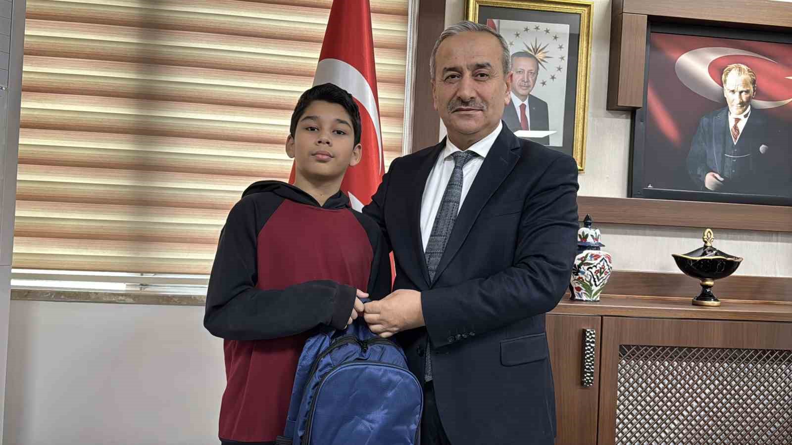 Kar altında İstiklal Marşı’na eşlik eden Türkmen öğrenci ödüllendirildi
