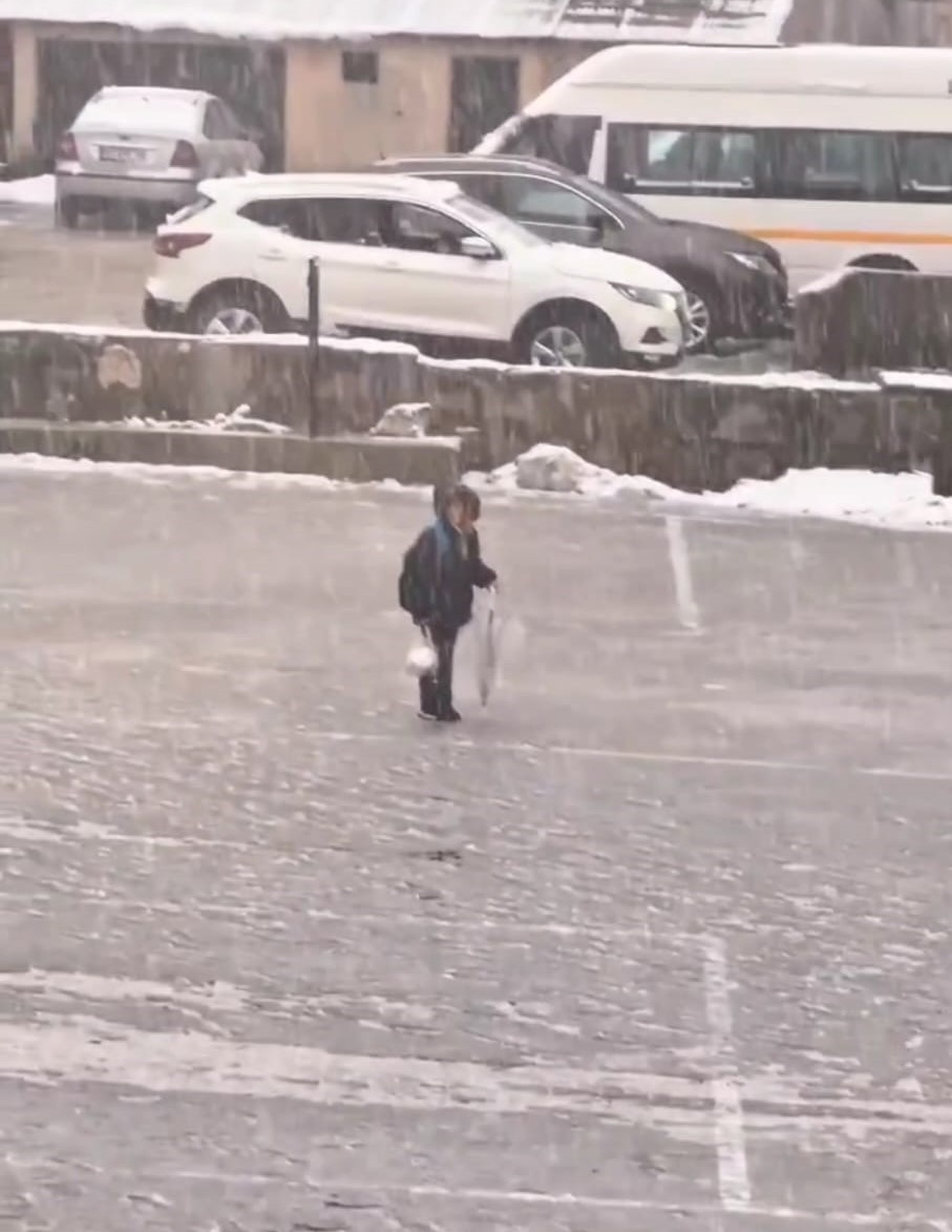 Kar altında İstiklal Marşı’nı okuyan çocuk yürekleri ısıttı
