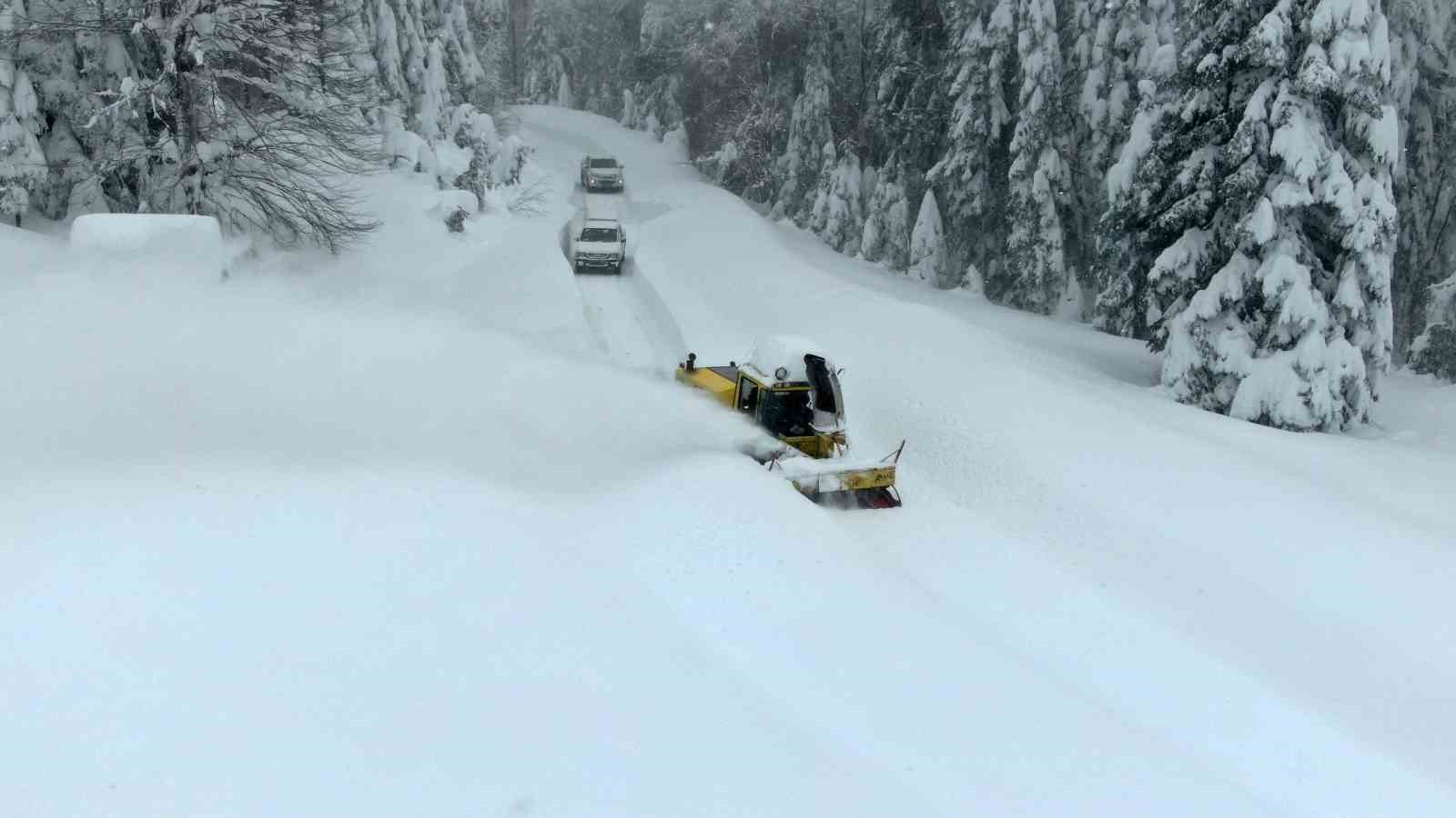 Kar altındaki köy yollarında "kar savaşçıları"ndan yoğun mesai
