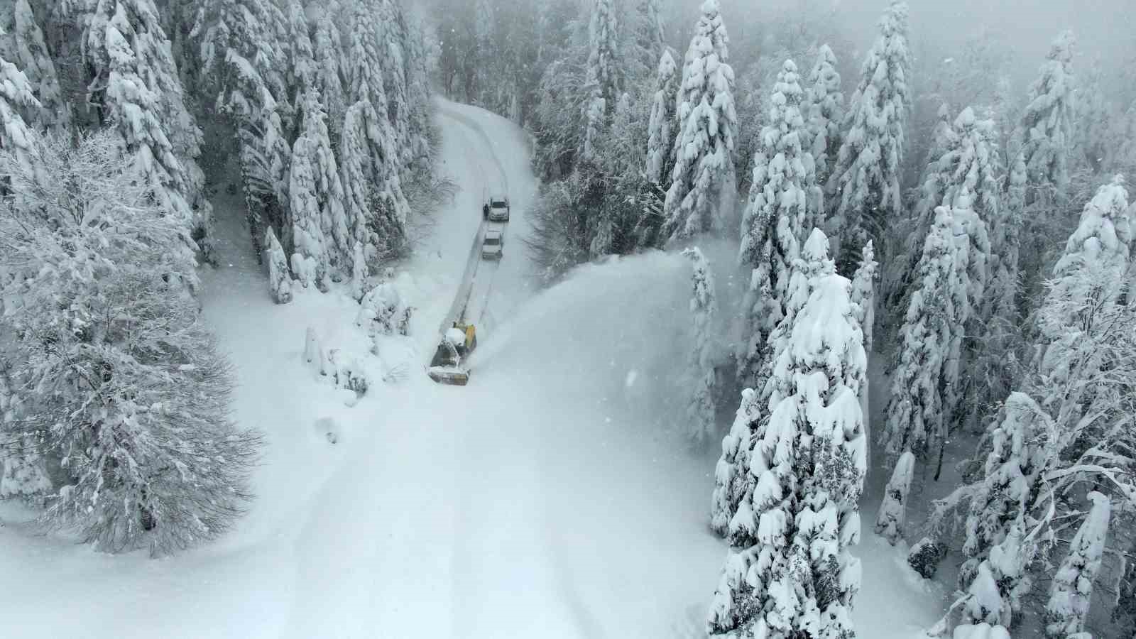 Kar altındaki köy yollarında "kar savaşçıları"ndan yoğun mesai
